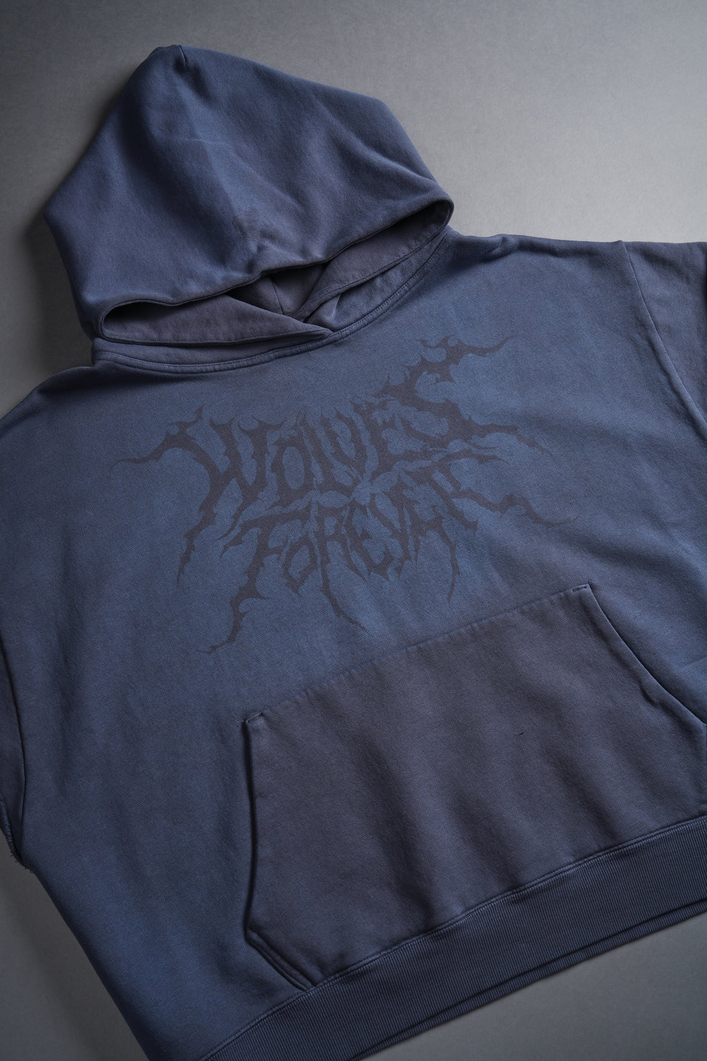 Forged From Iron Grunge Gage Cap Sleeve Hoodie in Midnight Blue Horizon Sun Fade — imagem 7