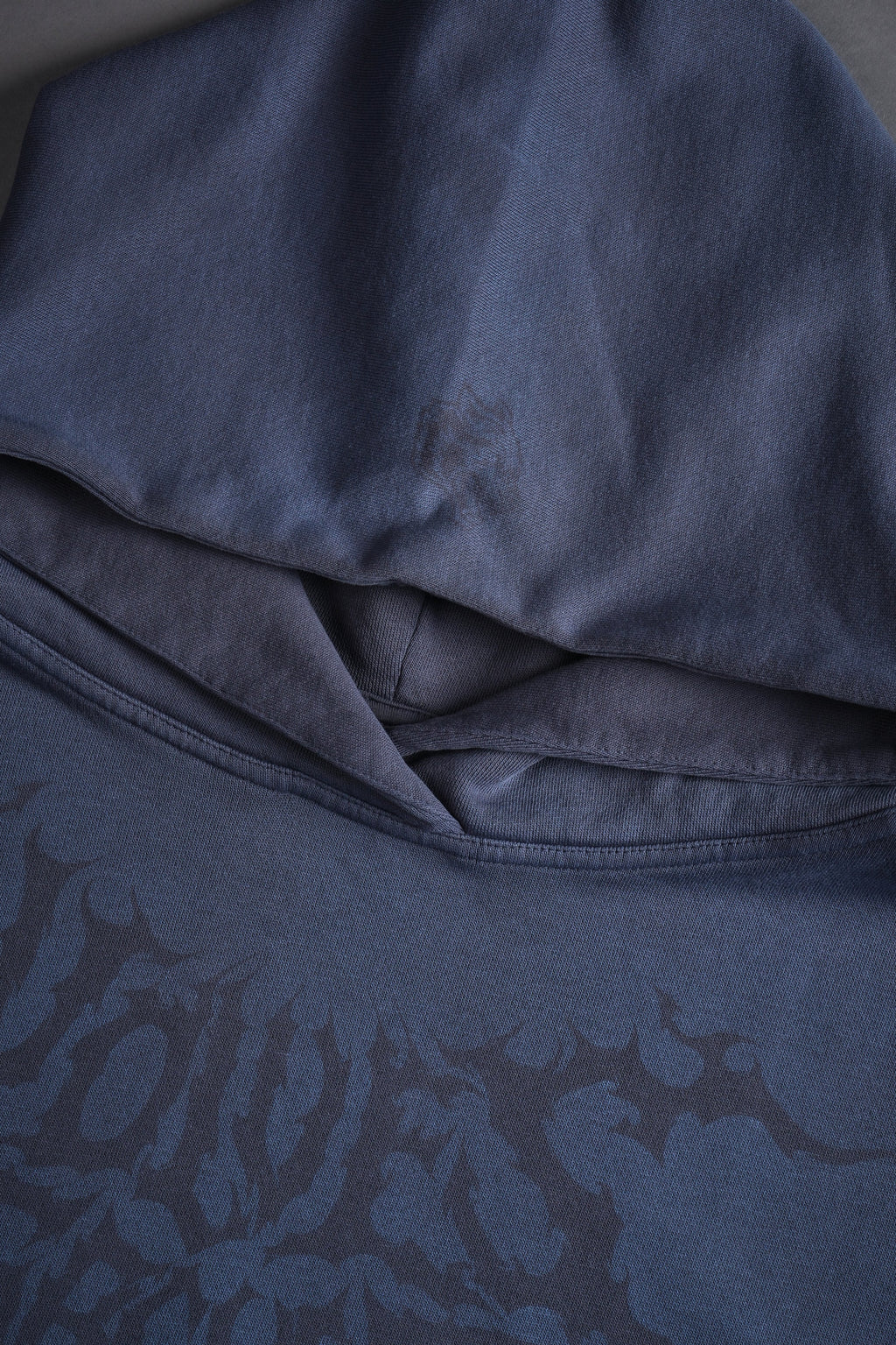 Forged From Iron Grunge Gage Cap Sleeve Hoodie in Midnight Blue Horizon Sun Fade — imagem 9