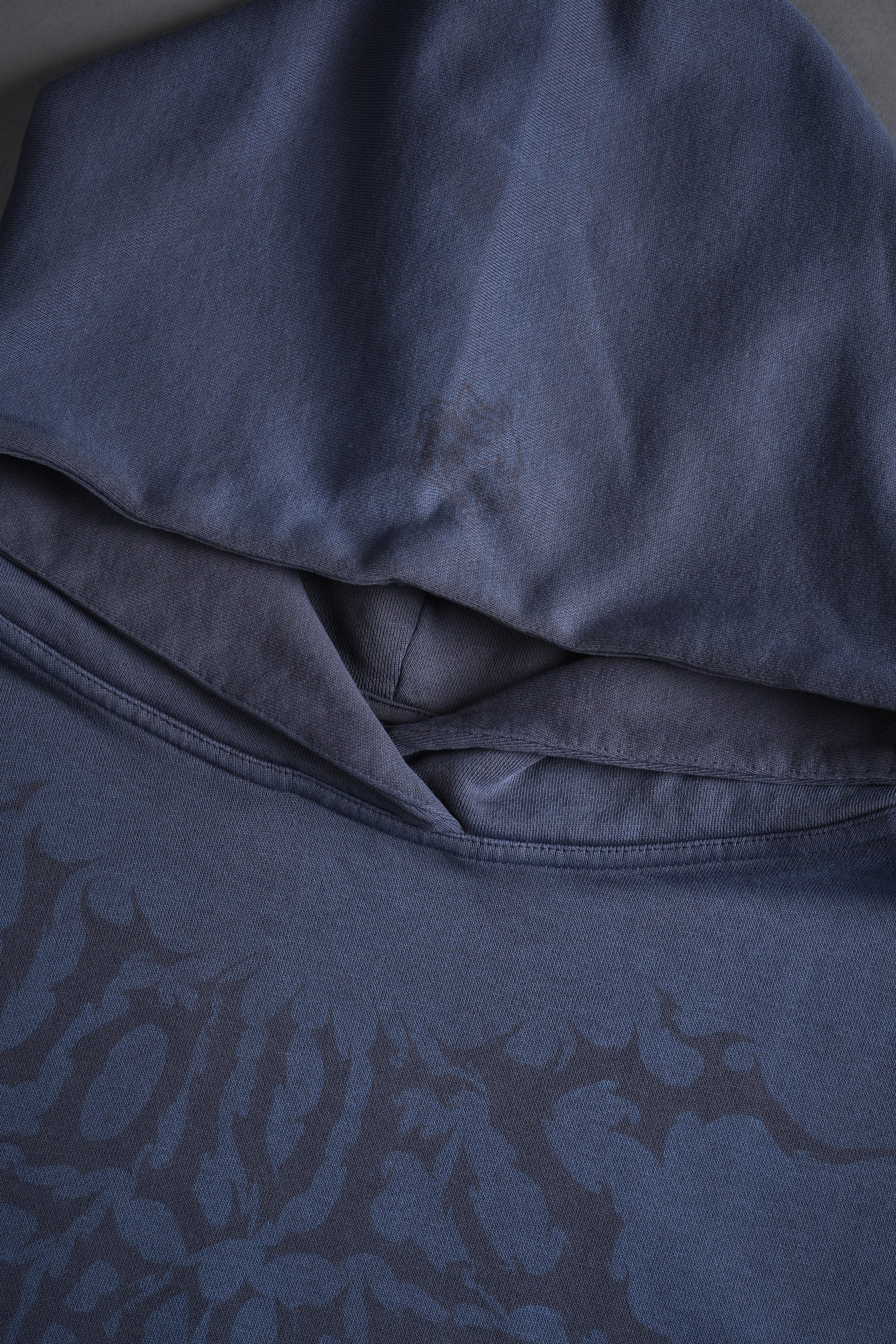 Forged From Iron Grunge Gage Cap Sleeve Hoodie in Midnight Blue Horizon Sun Fade — imagem 9
