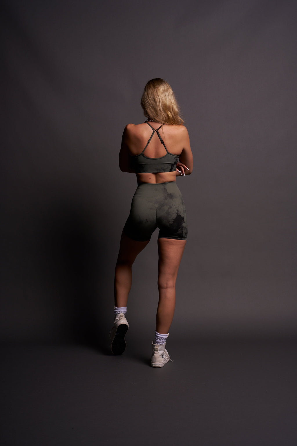 IYKYK "Everson Seamless" Sports Bra in Hunter Green Ghost Clouds — imagem 7