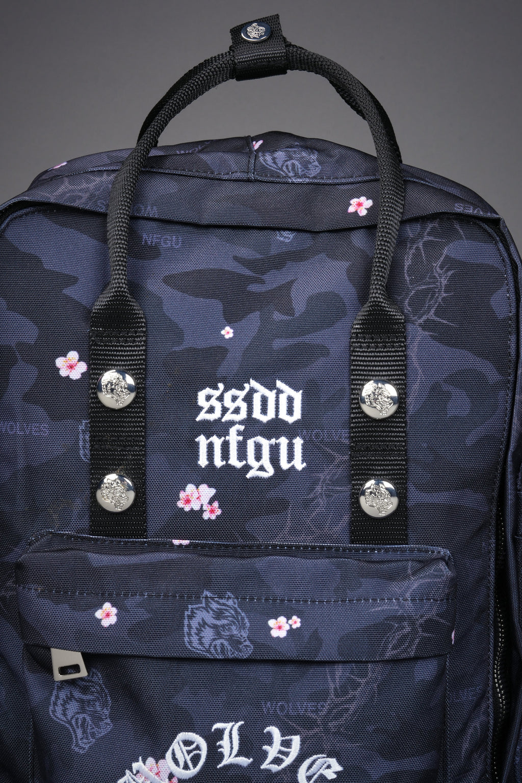 Wolves All Day Backpack in Warrior in a Garden Black Camo — imagem 3