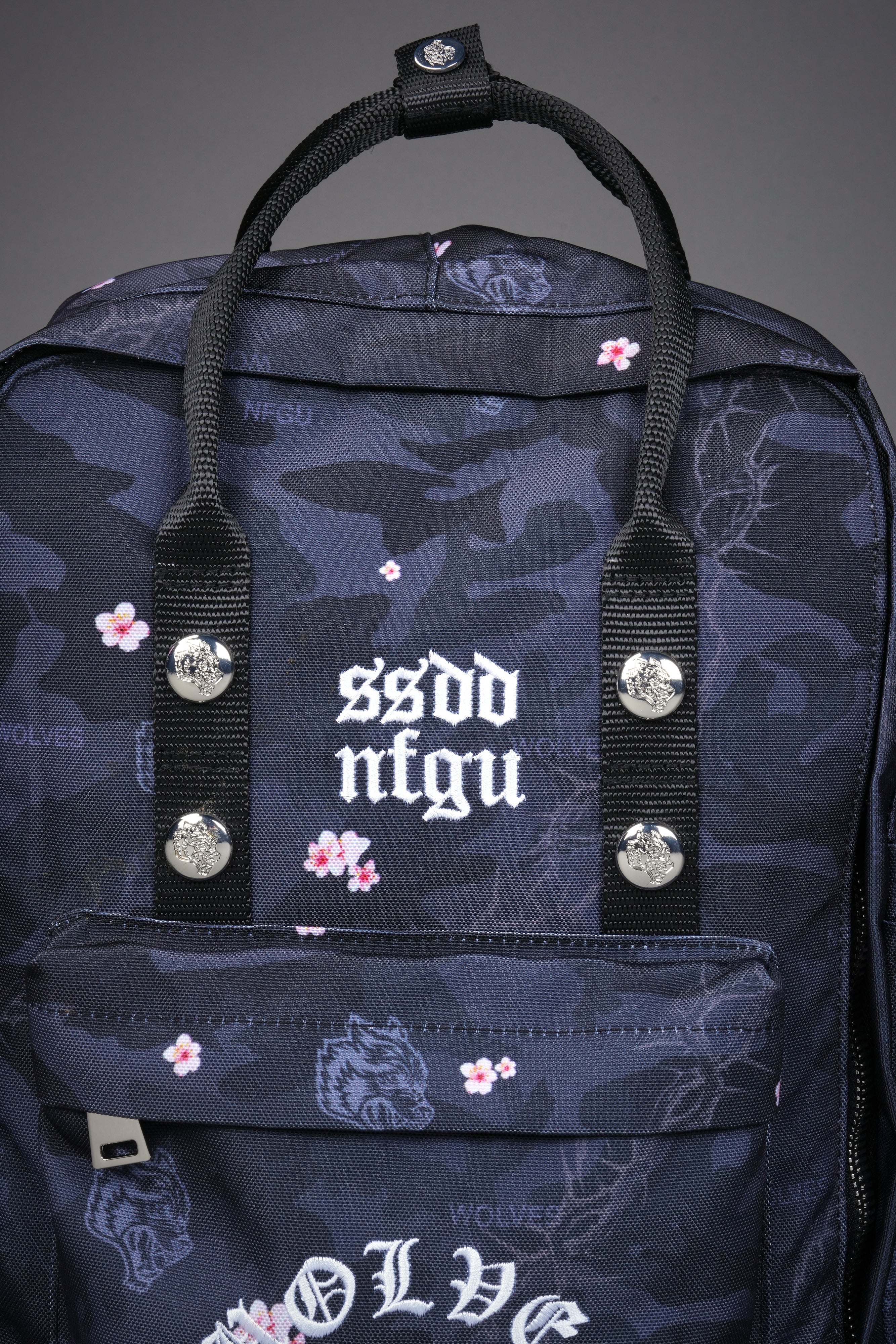 Wolves All Day Backpack in Warrior in a Garden Black Camo — imagem 3