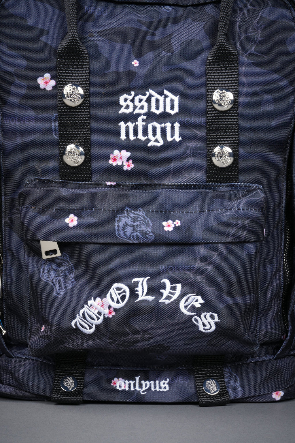 Wolves All Day Backpack in Warrior in a Garden Black Camo — imagem 4