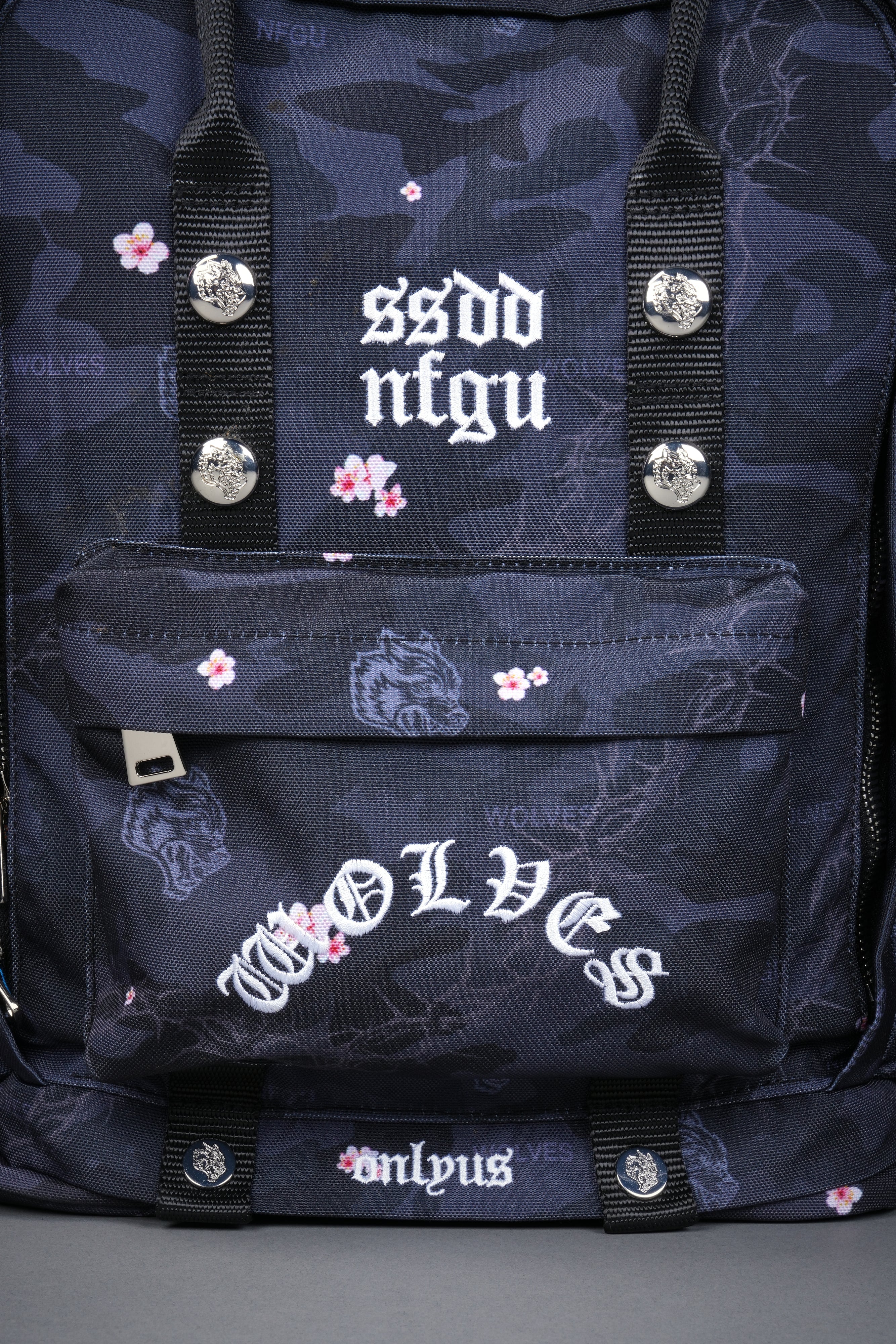 Wolves All Day Backpack in Warrior in a Garden Black Camo — imagem 4