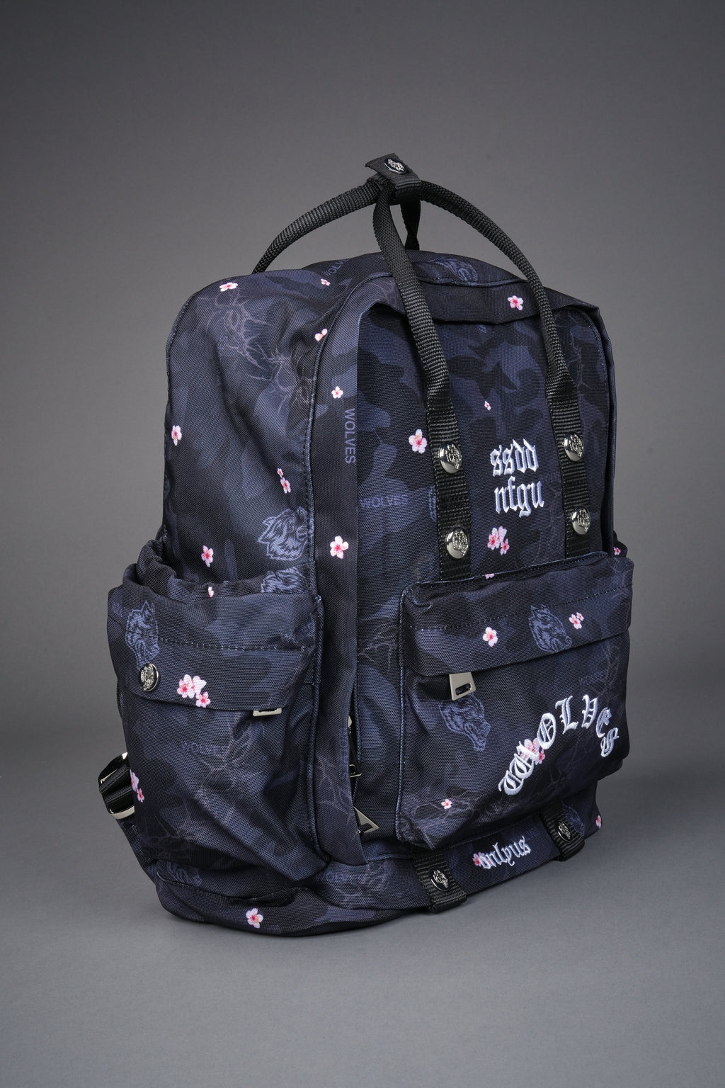Wolves All Day Backpack in Warrior in a Garden Black Camo — imagem 5