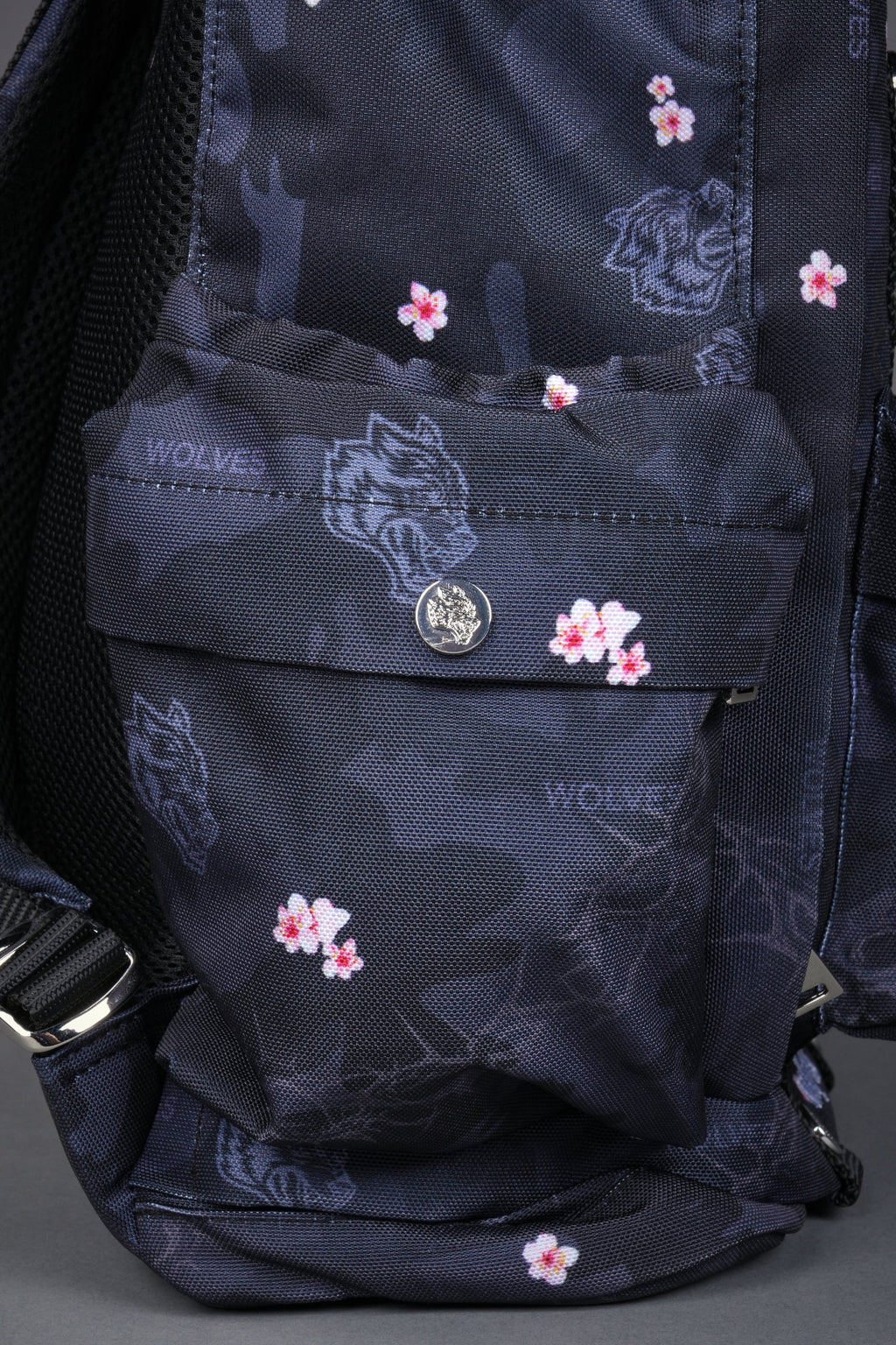 Wolves All Day Backpack in Warrior in a Garden Black Camo — imagem 7