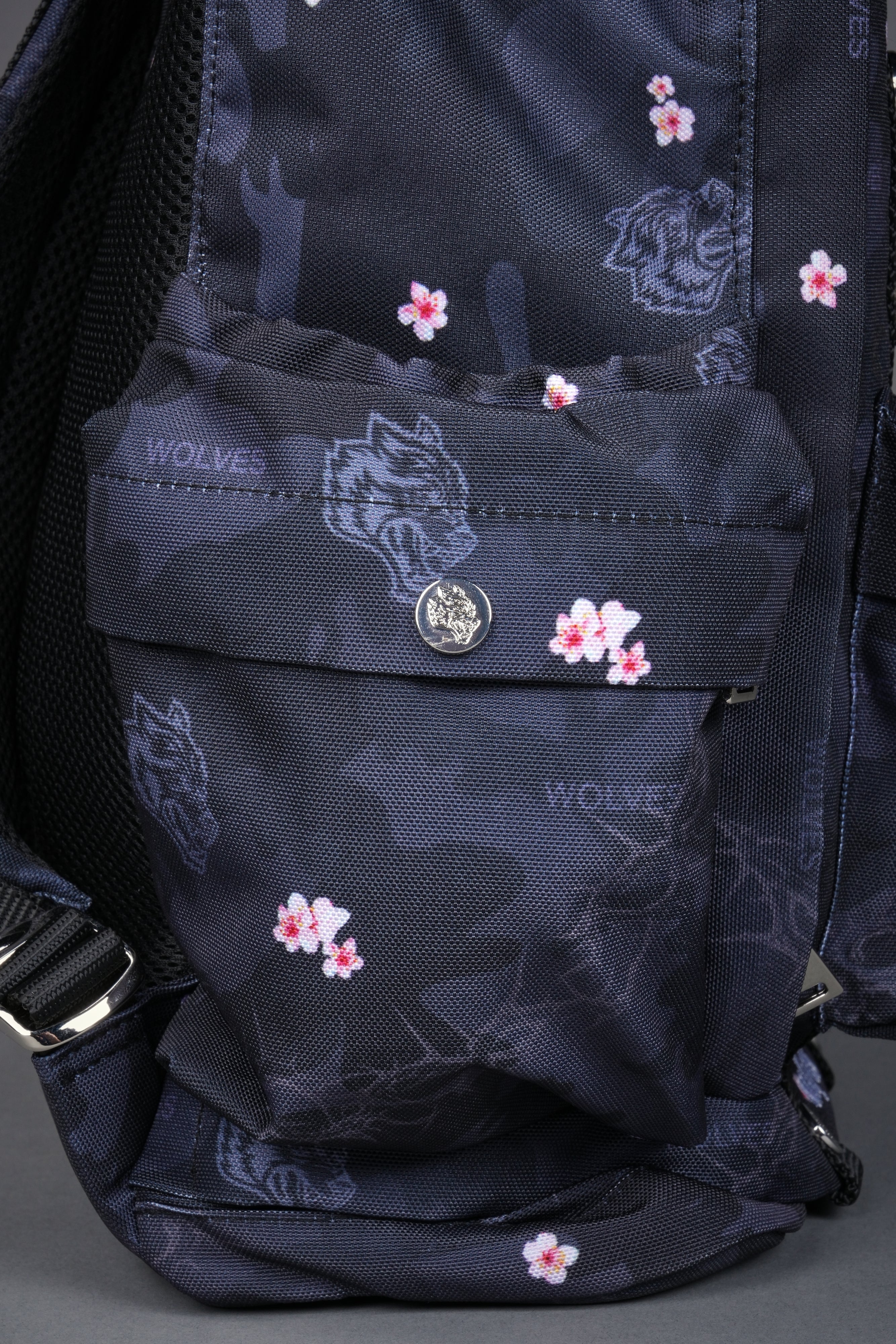 Wolves All Day Backpack in Warrior in a Garden Black Camo — imagem 7