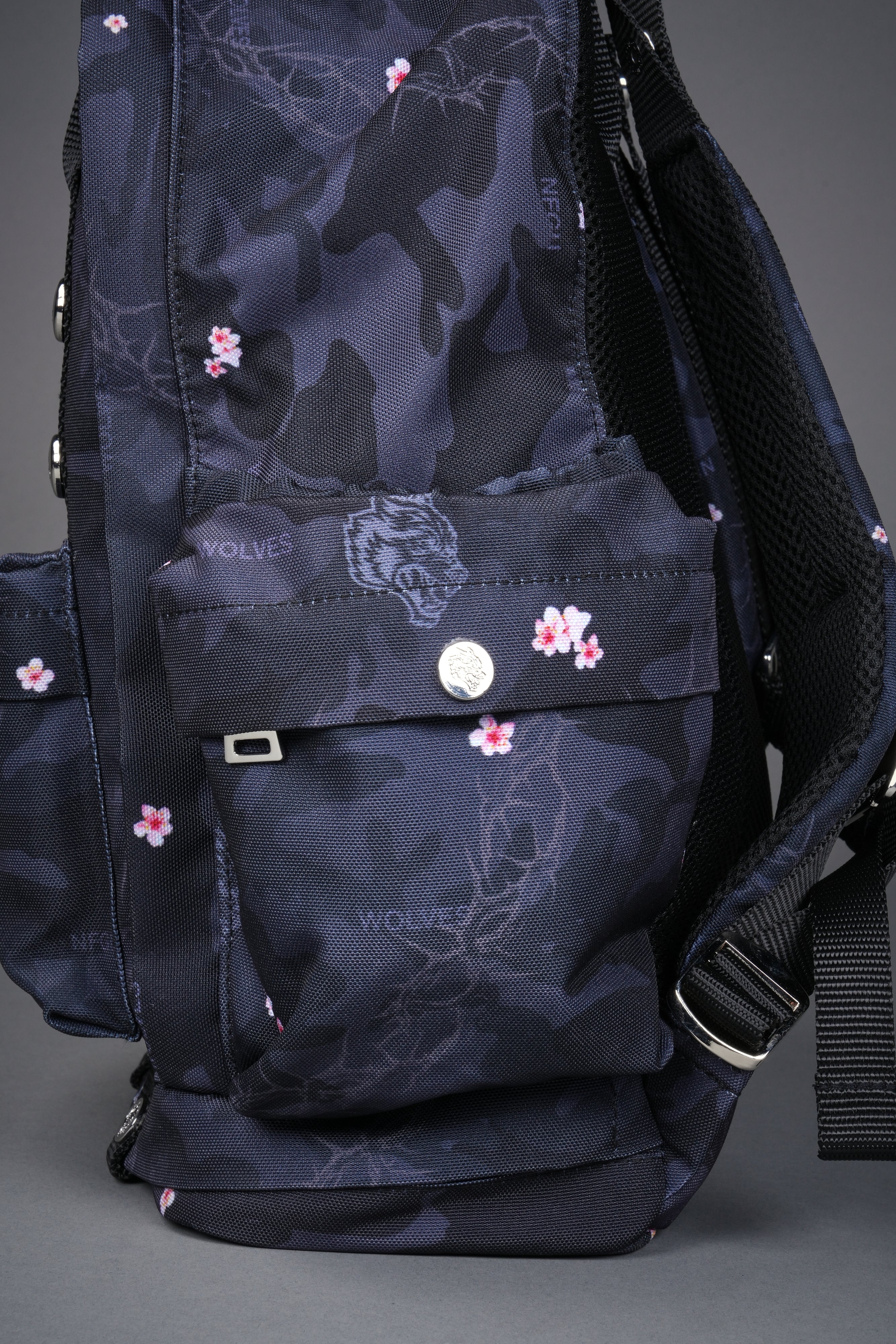 Wolves All Day Backpack in Warrior in a Garden Black Camo — imagem 8