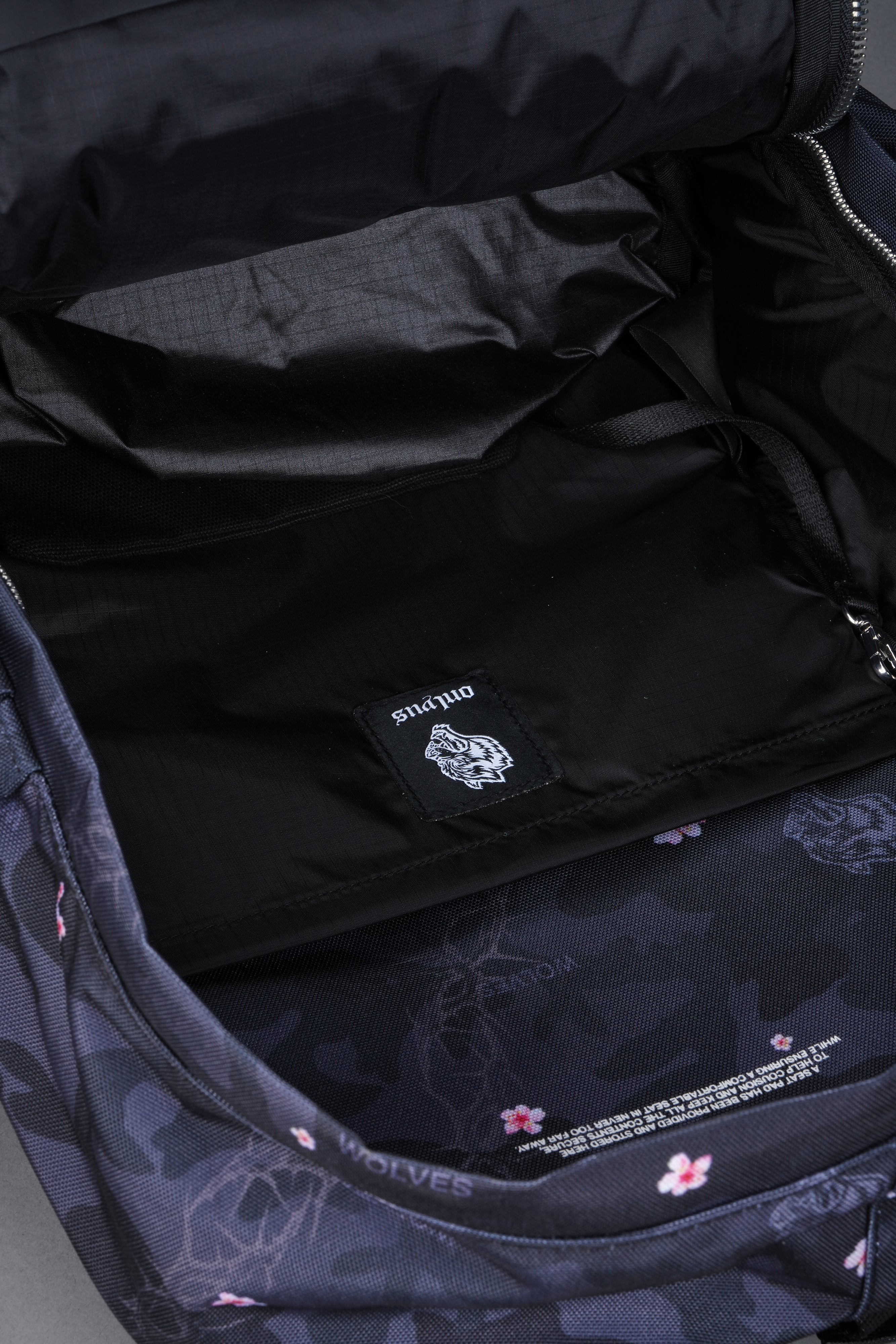 Wolves All Day Backpack in Warrior in a Garden Black Camo — imagem 9