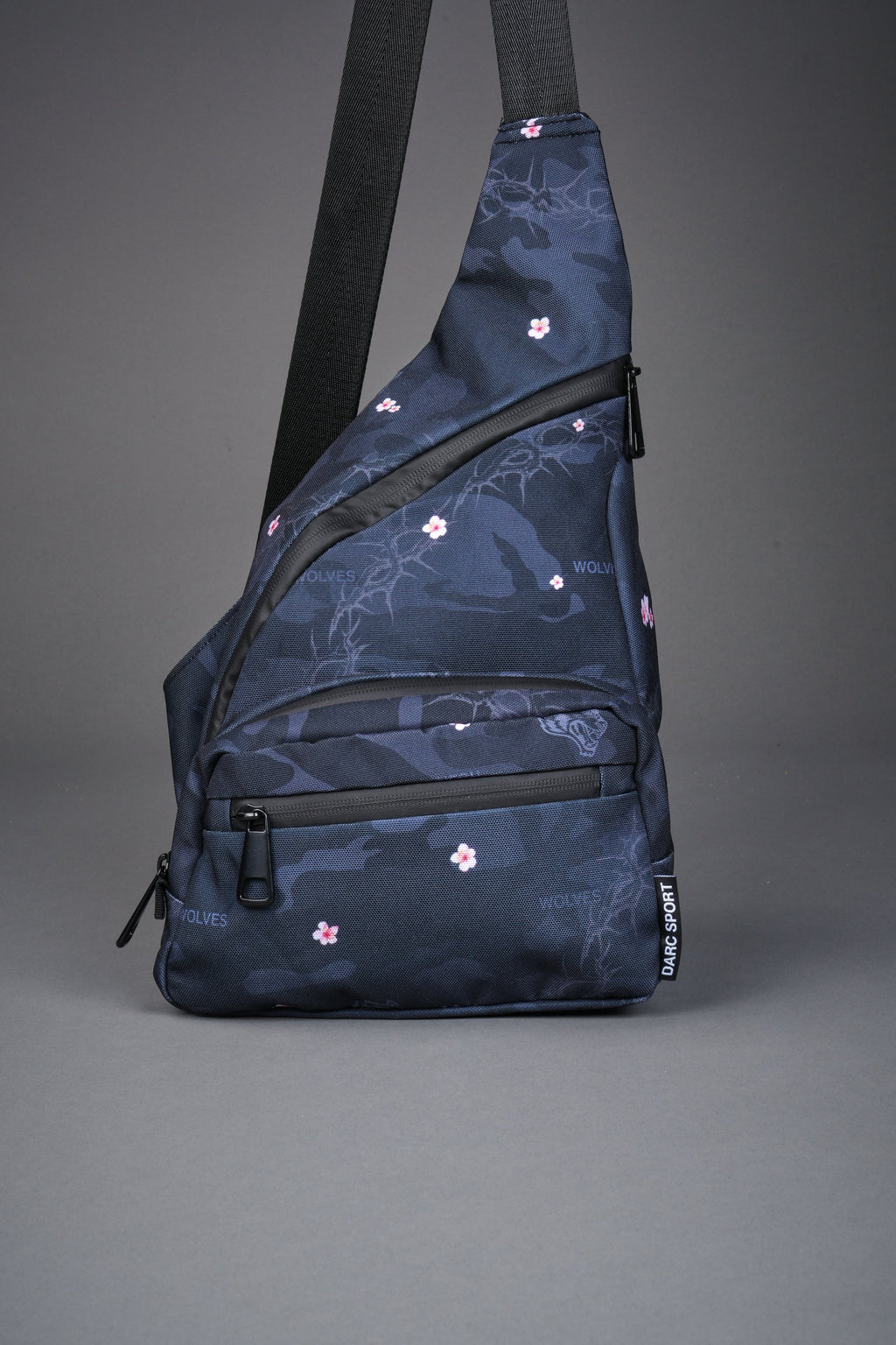Darc Sport Wolves Blossom Sling Bag in Warrior in a Garden Black Camo — imagem 3