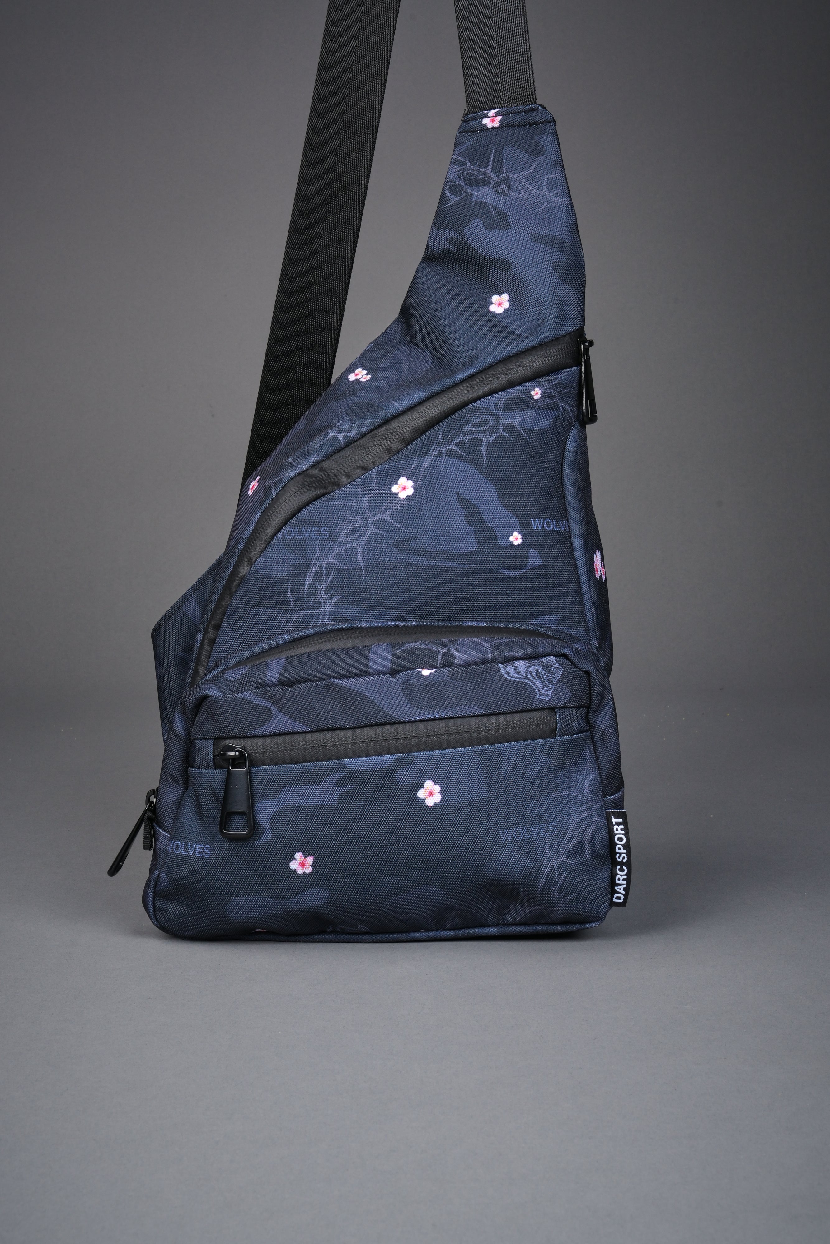 Darc Sport Wolves Blossom Sling Bag in Warrior in a Garden Black Camo — imagem 3