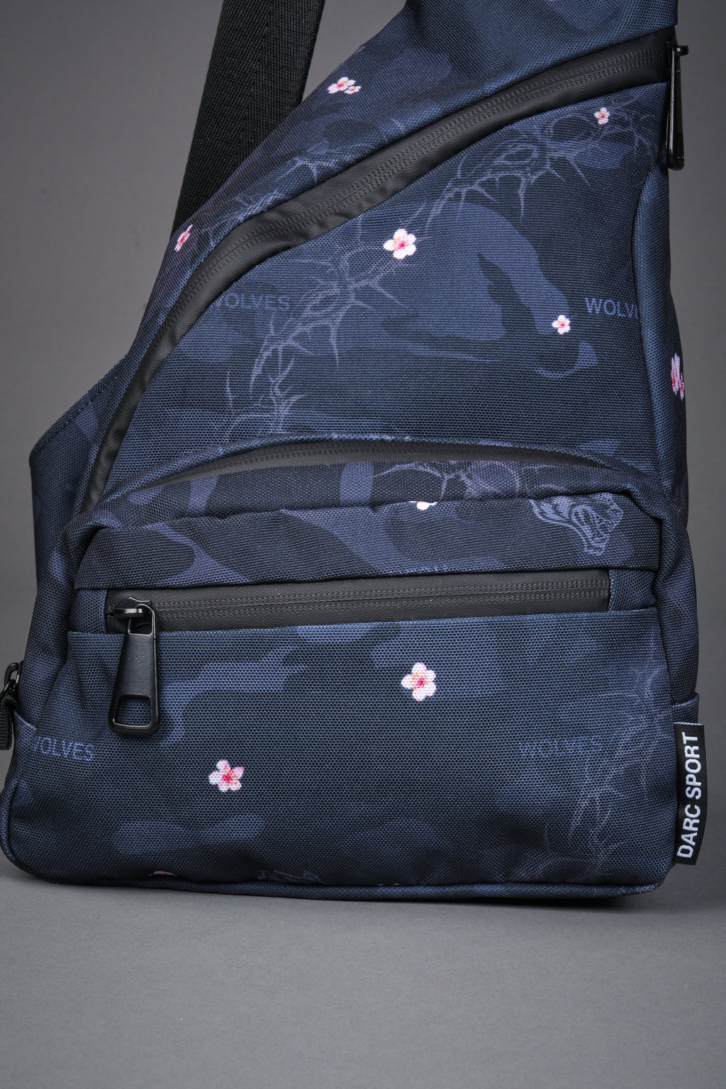 Darc Sport Wolves Blossom Sling Bag in Warrior in a Garden Black Camo — imagem 4