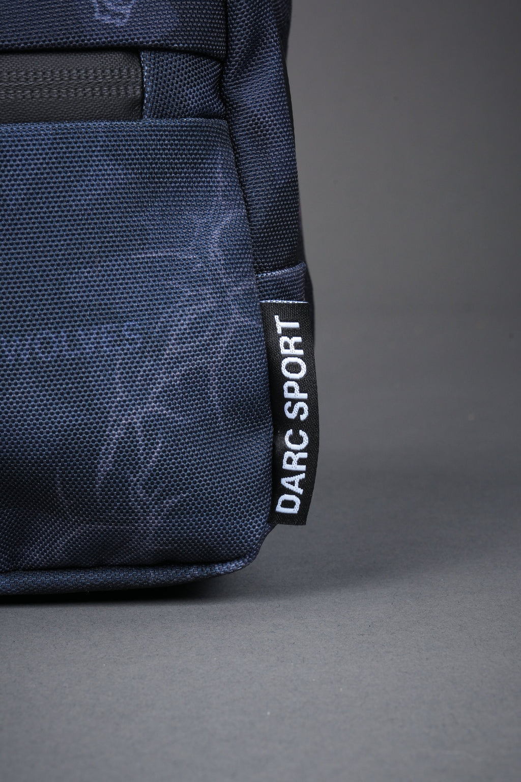 Darc Sport Wolves Blossom Sling Bag in Warrior in a Garden Black Camo — imagem 5