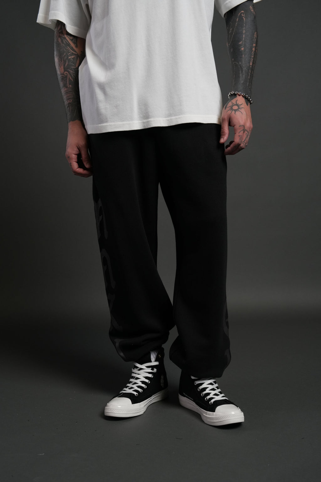 Stone Code Lightweight Lounger Sweat Pants in Black — imagem 2