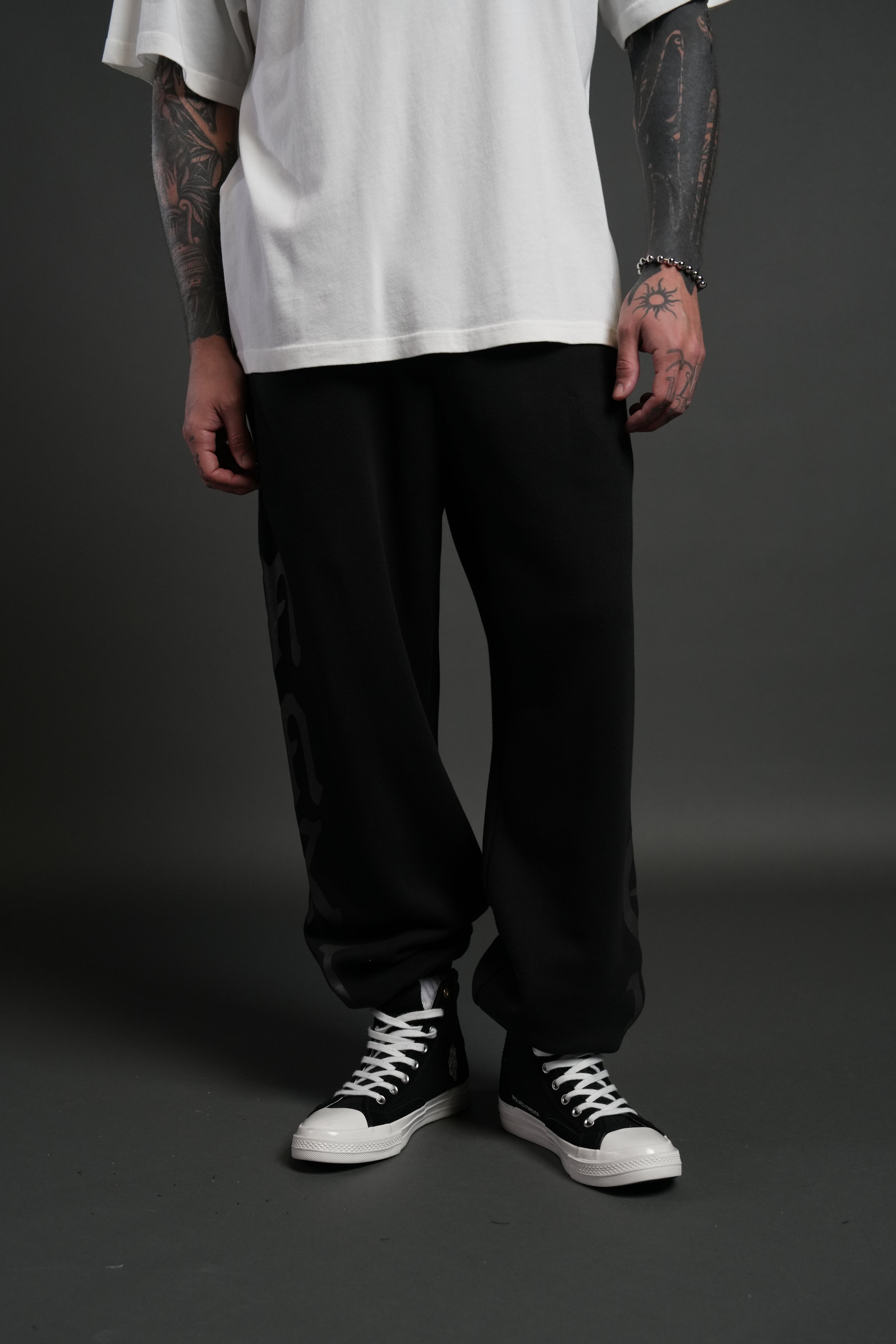 Stone Code Lightweight Lounger Sweat Pants in Black — imagem 2