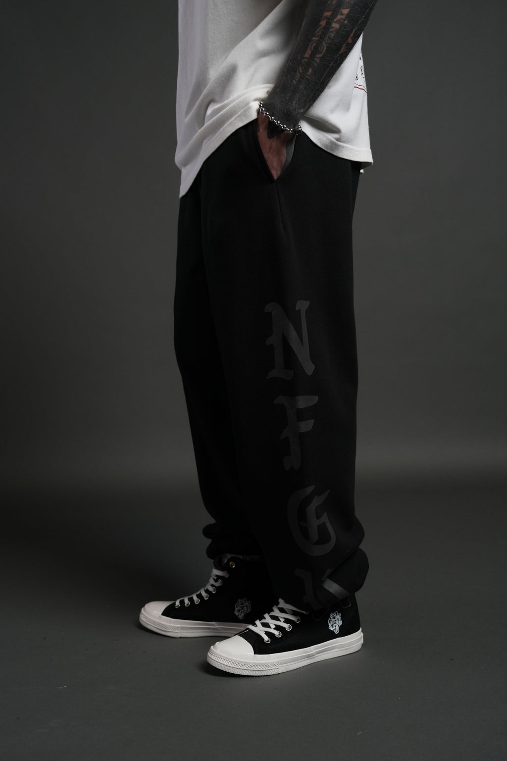 Stone Code Lightweight Lounger Sweat Pants in Black — imagem 4