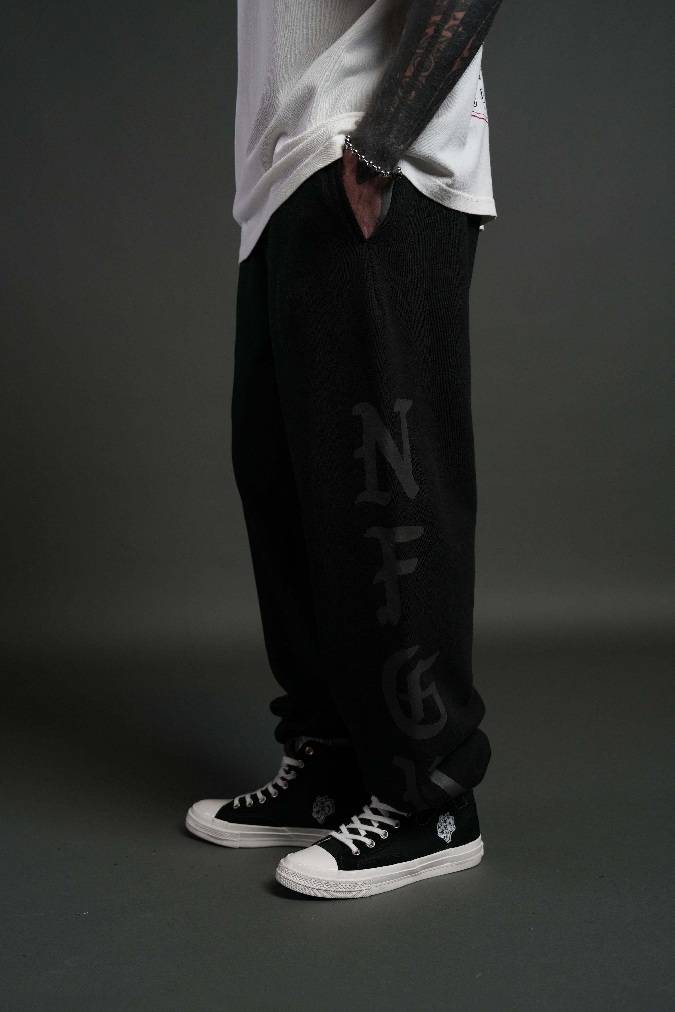 Stone Code Lightweight Lounger Sweat Pants in Black — imagem 4