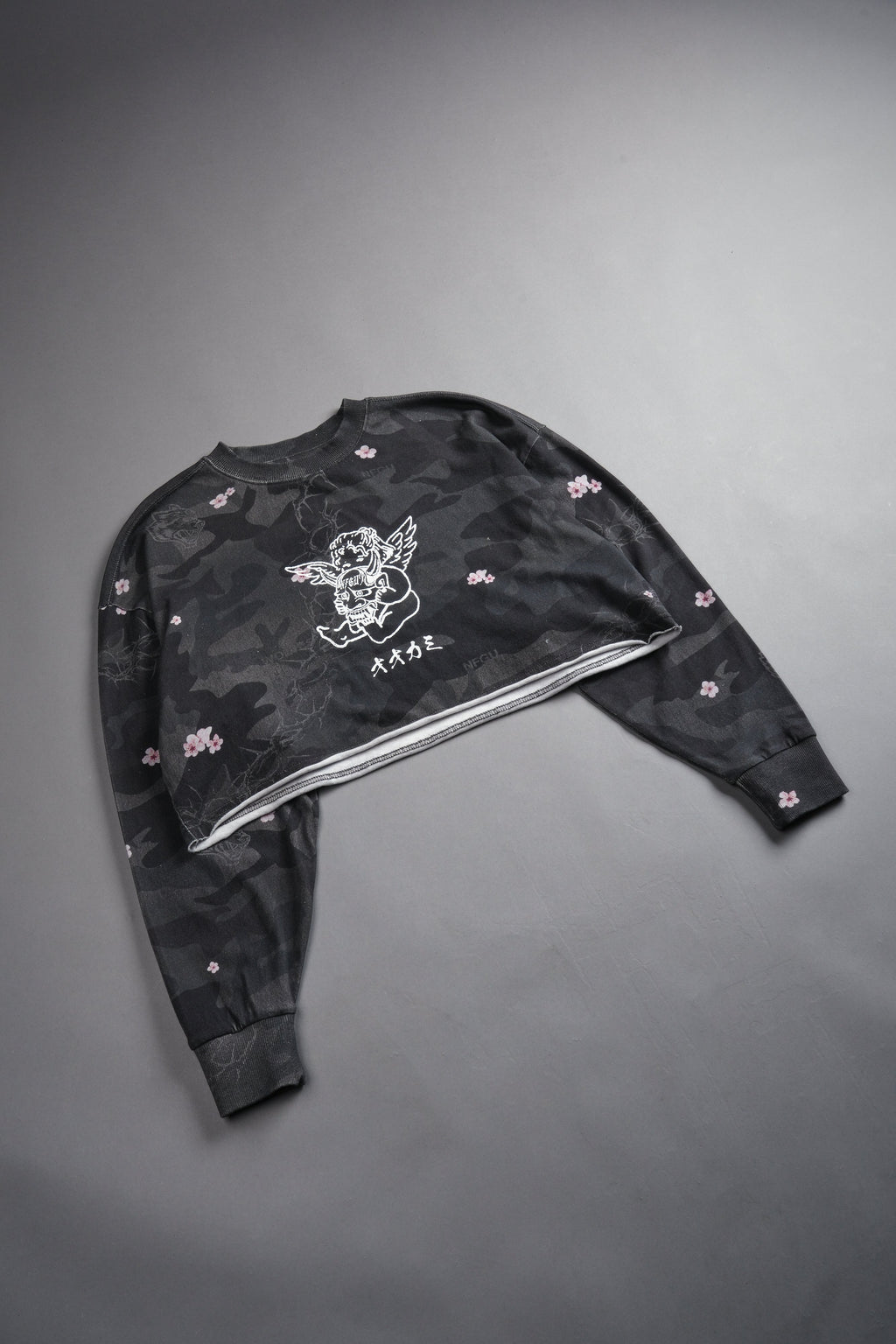 Oni Cherub Premium Oversized Cropped Ls Tee in Warrior In A Garden Black Camo — imagem 3