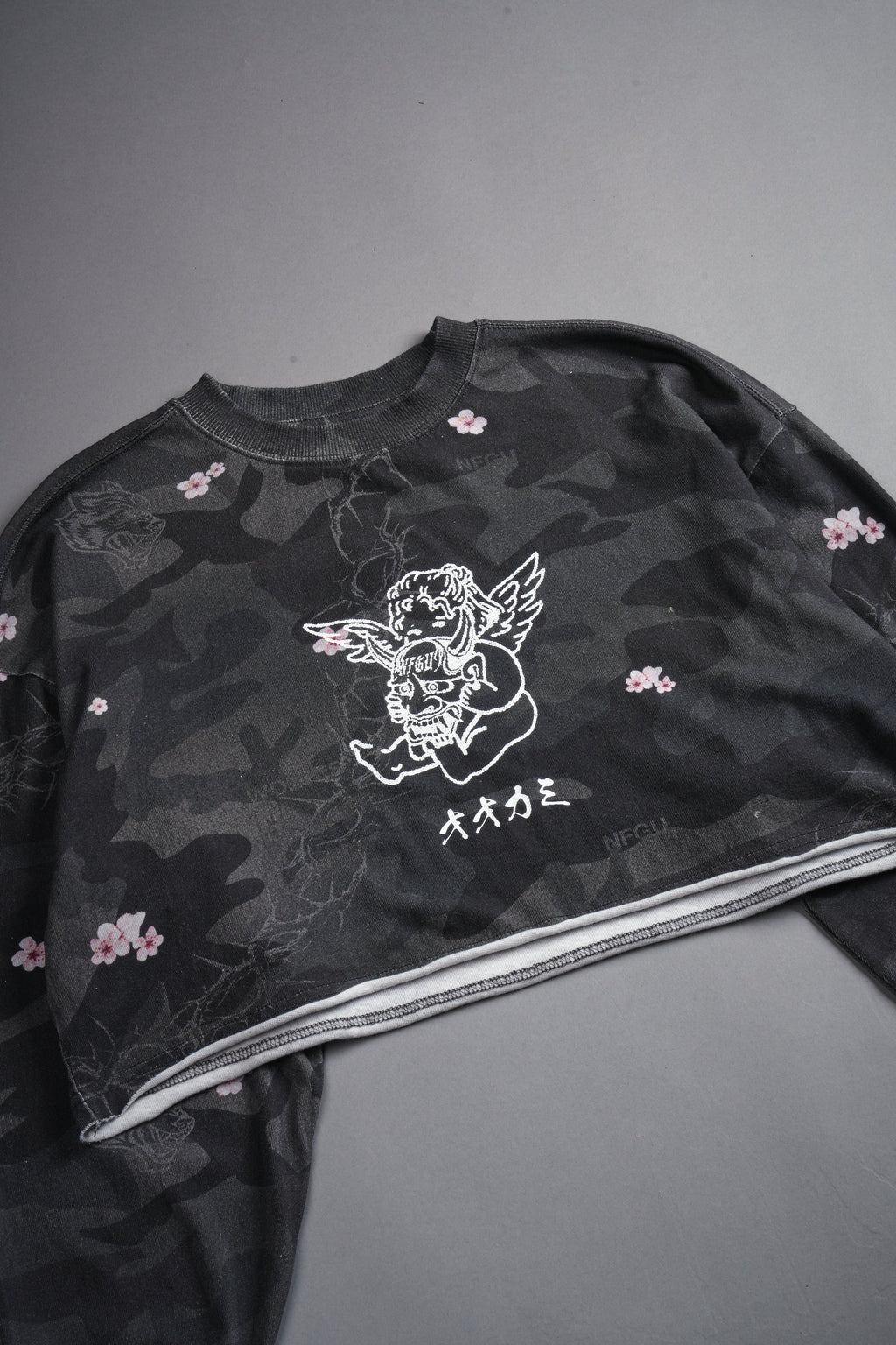 Oni Cherub Premium Oversized Cropped Ls Tee in Warrior In A Garden Black Camo — imagem 4