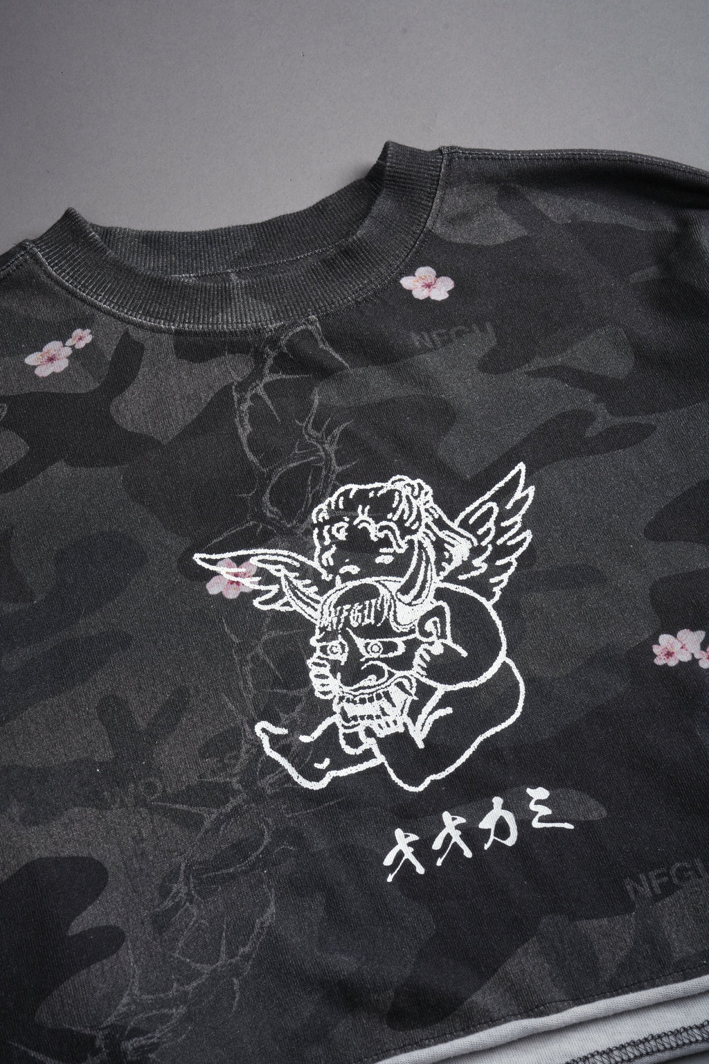 Oni Cherub Premium Oversized Cropped Ls Tee in Warrior In A Garden Black Camo — imagem 5