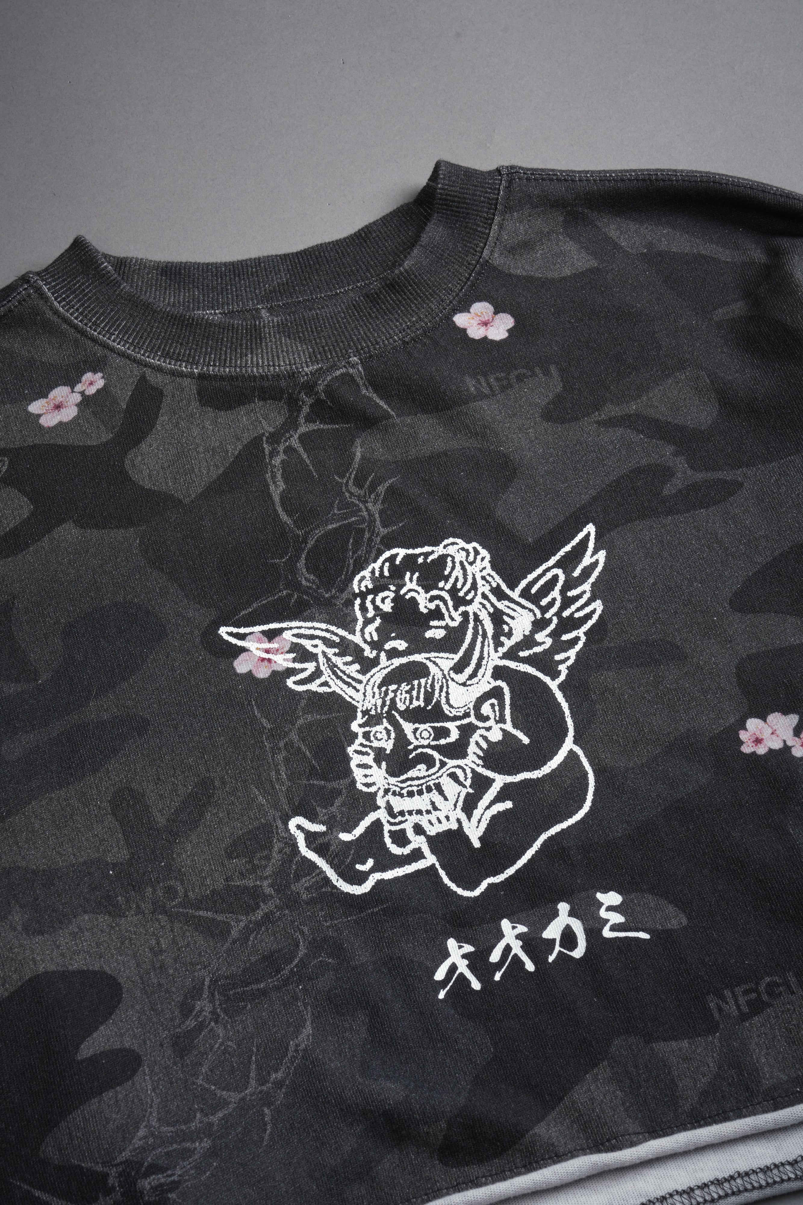 Oni Cherub Premium Oversized Cropped Ls Tee in Warrior In A Garden Black Camo — imagem 5