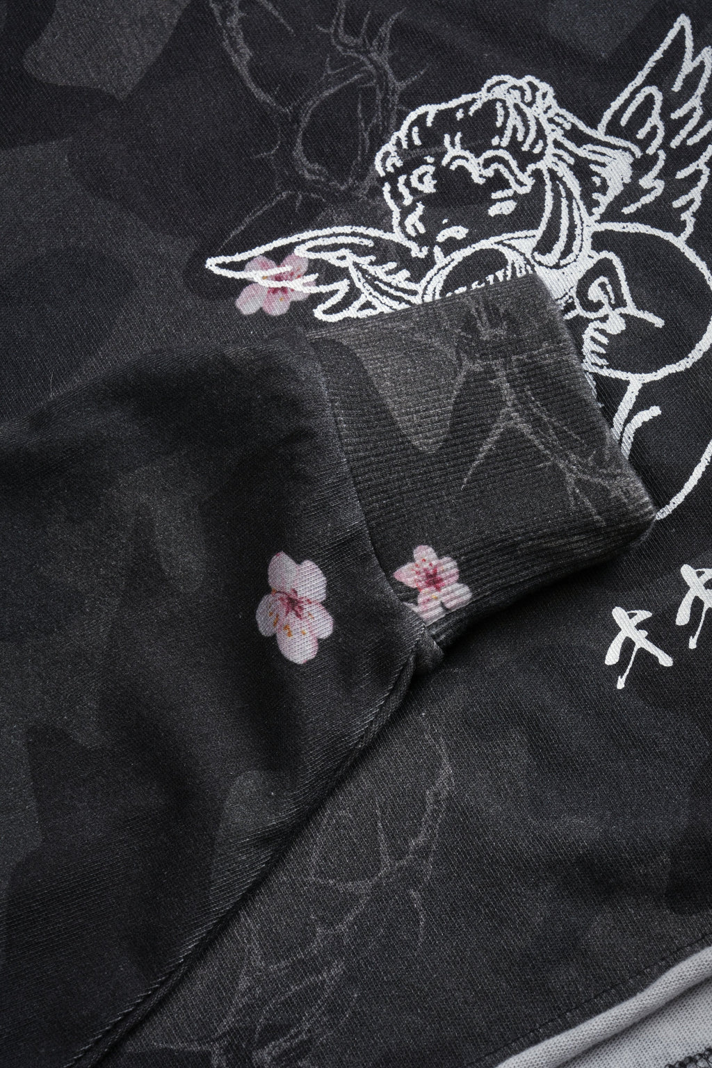 Oni Cherub Premium Oversized Cropped Ls Tee in Warrior In A Garden Black Camo — imagem 6