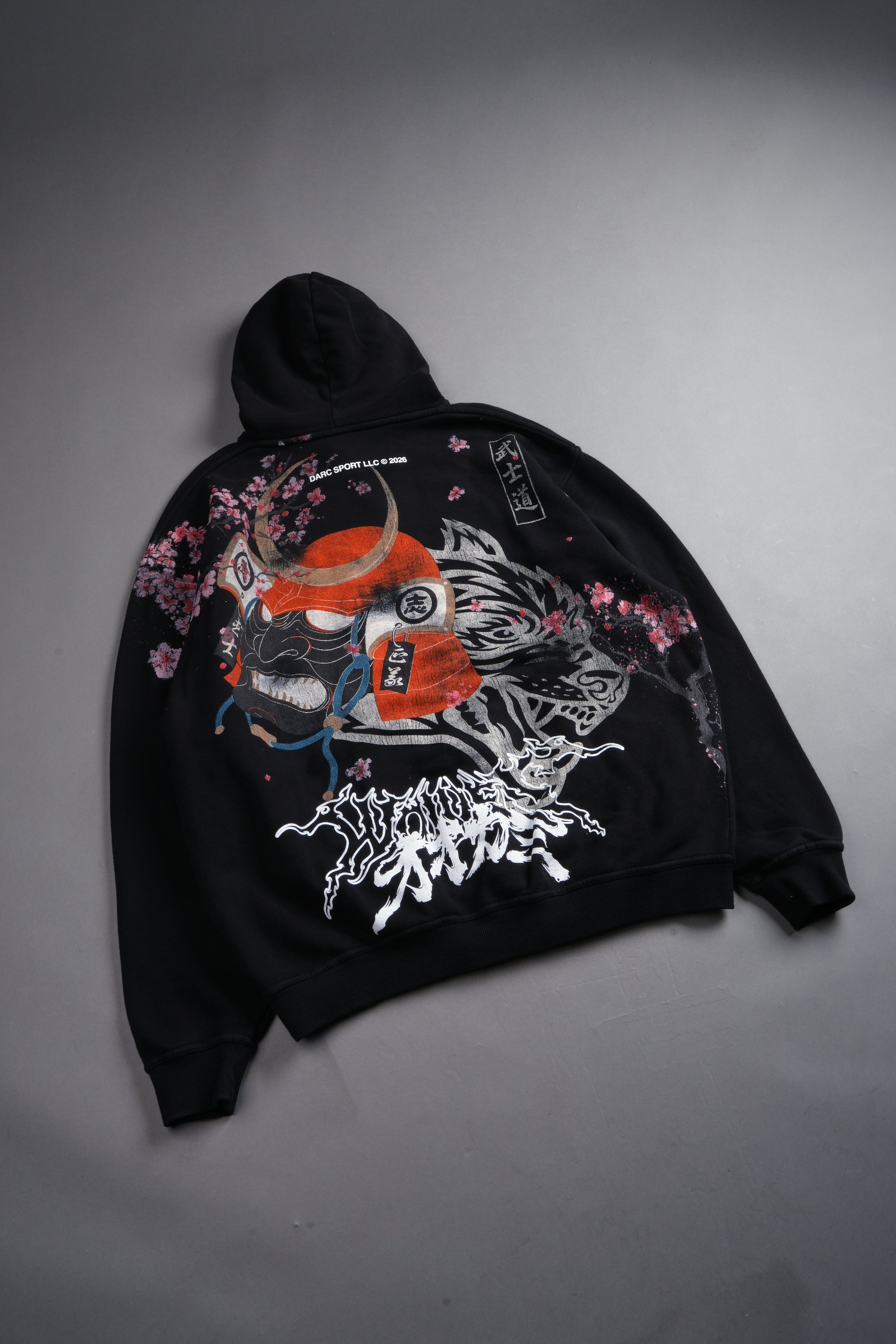Samurai And The Wolf Pierce Hoodie in Black — imagem 3