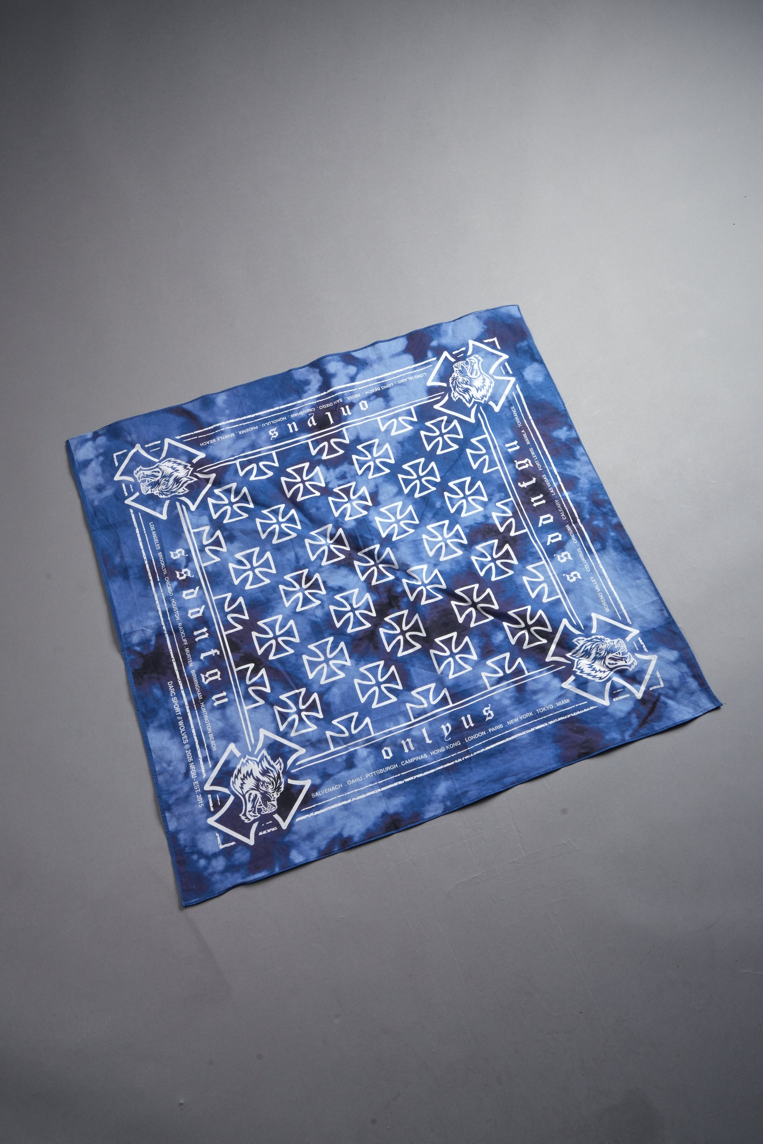Wolf Iron Cross Bandana in Darc Blue Ghost Clouds — imagem 5