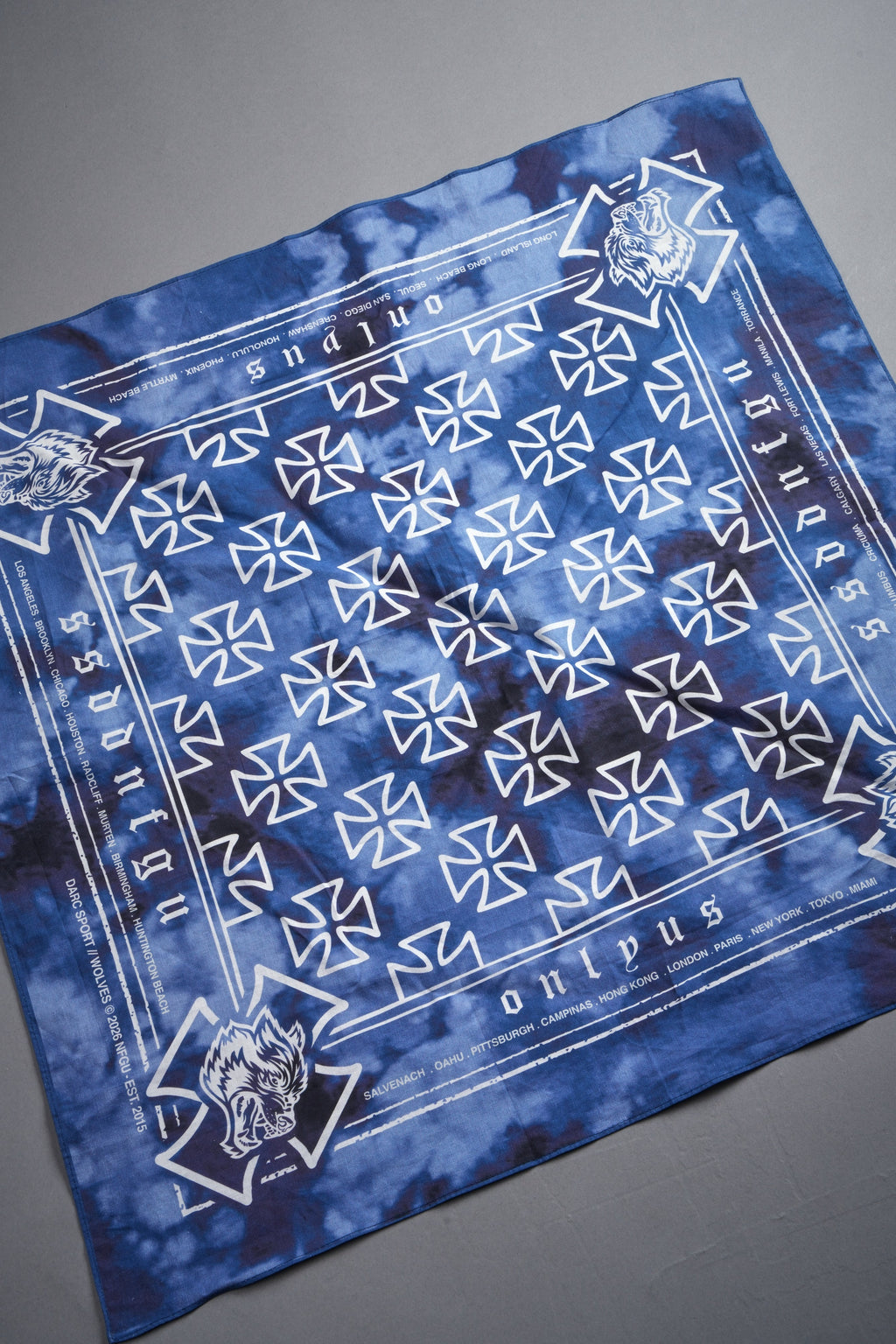Wolf Iron Cross Bandana in Darc Blue Ghost Clouds — imagem 6