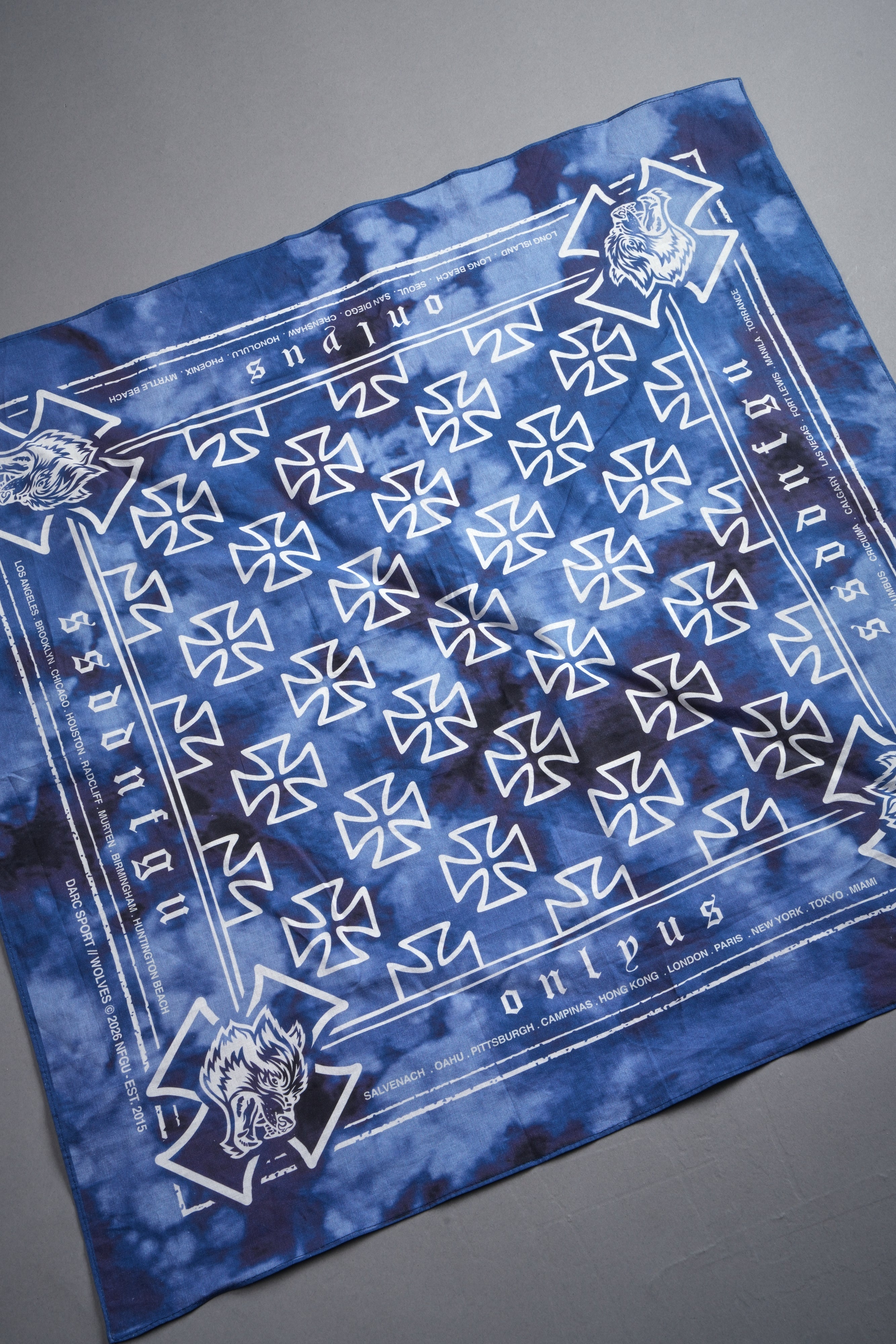 Wolf Iron Cross Bandana in Darc Blue Ghost Clouds — imagem 6