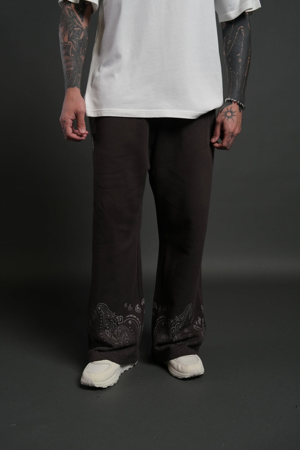 Western V2 Lennox Sweat Pants in Darc Brown — imagem 2