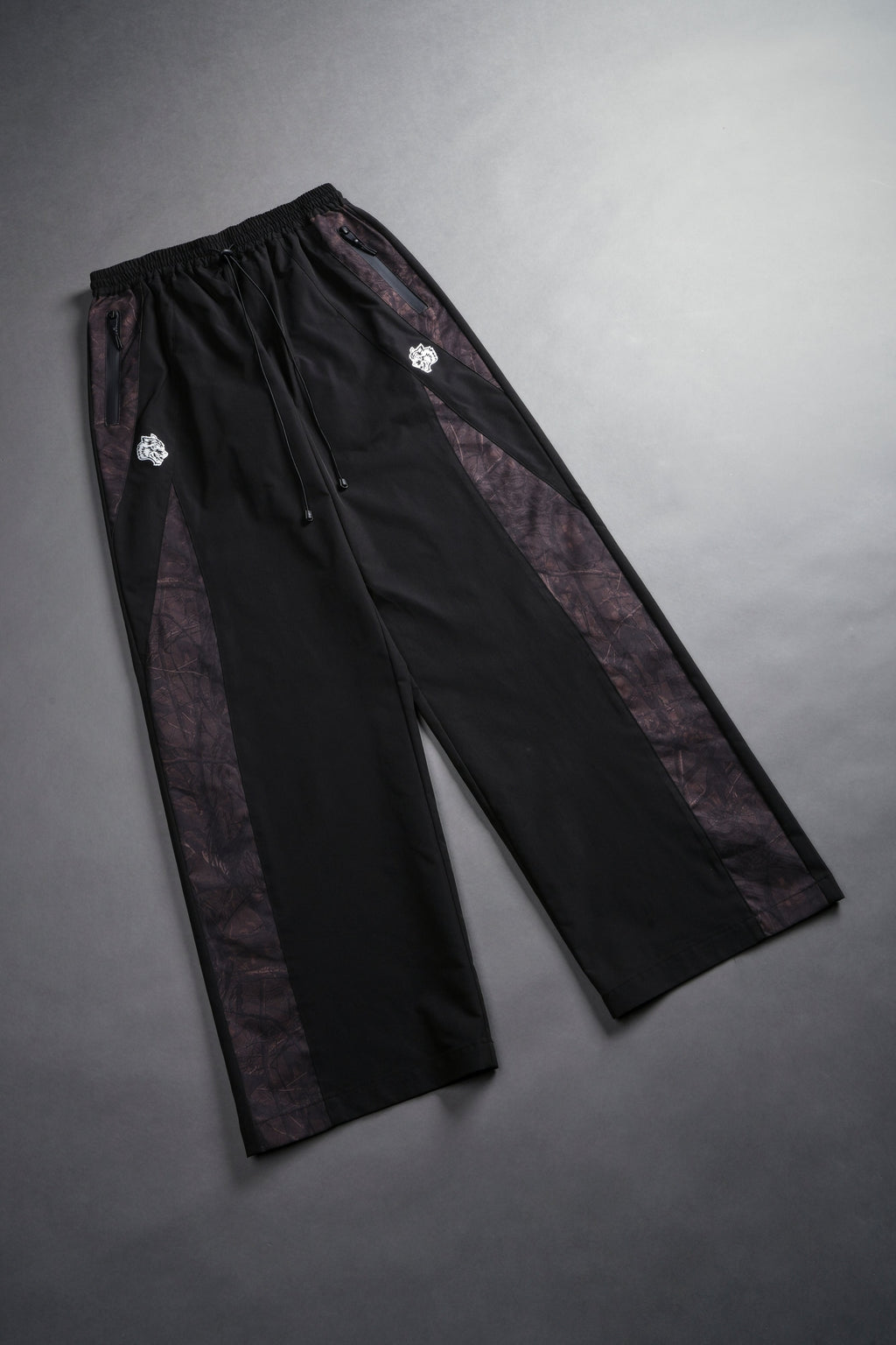 Dual Brolic Unisex Track Pants in Black Driftwood Forest Camo — imagem 8