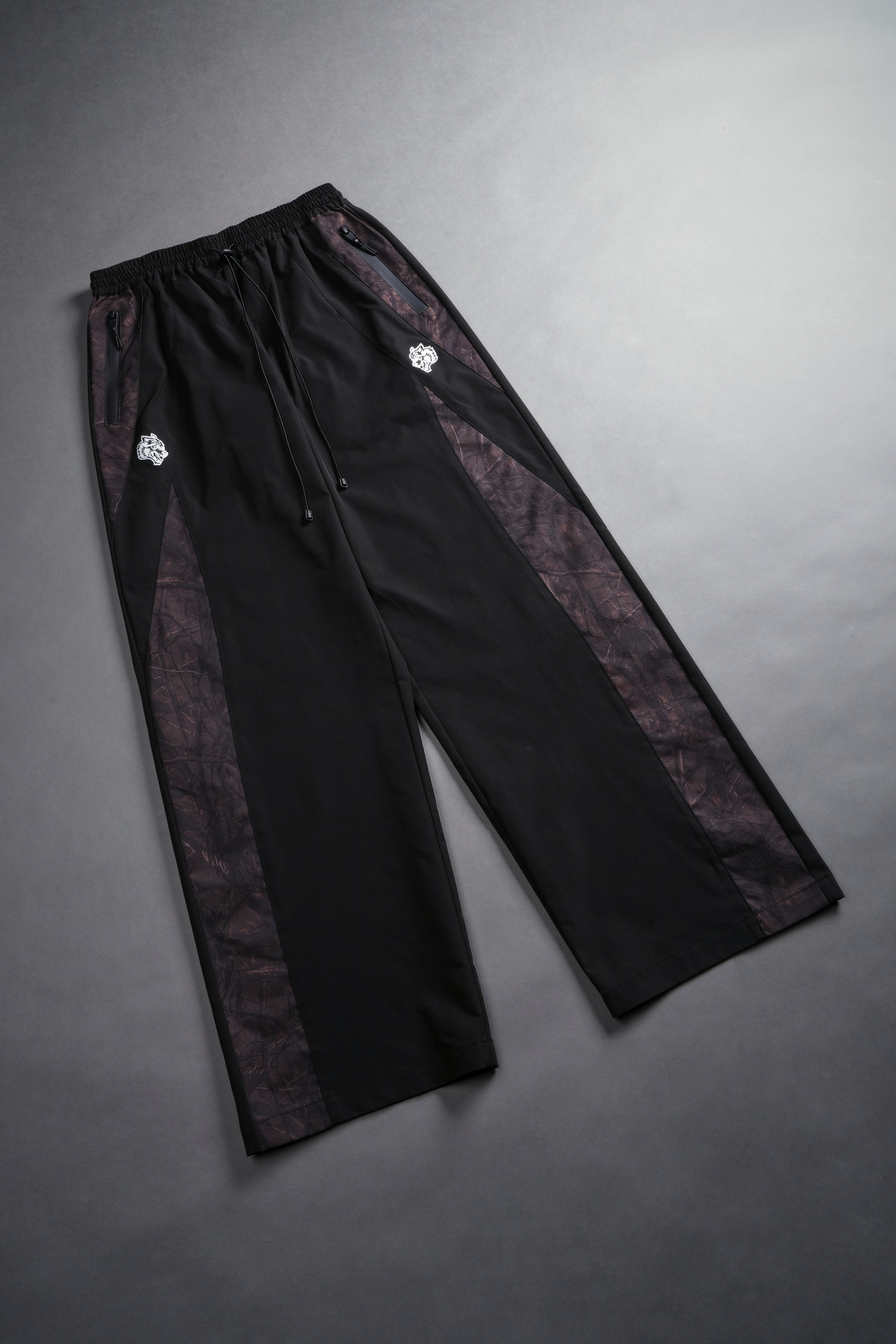 Dual Brolic Unisex Track Pants in Black Driftwood Forest Camo — imagem 8