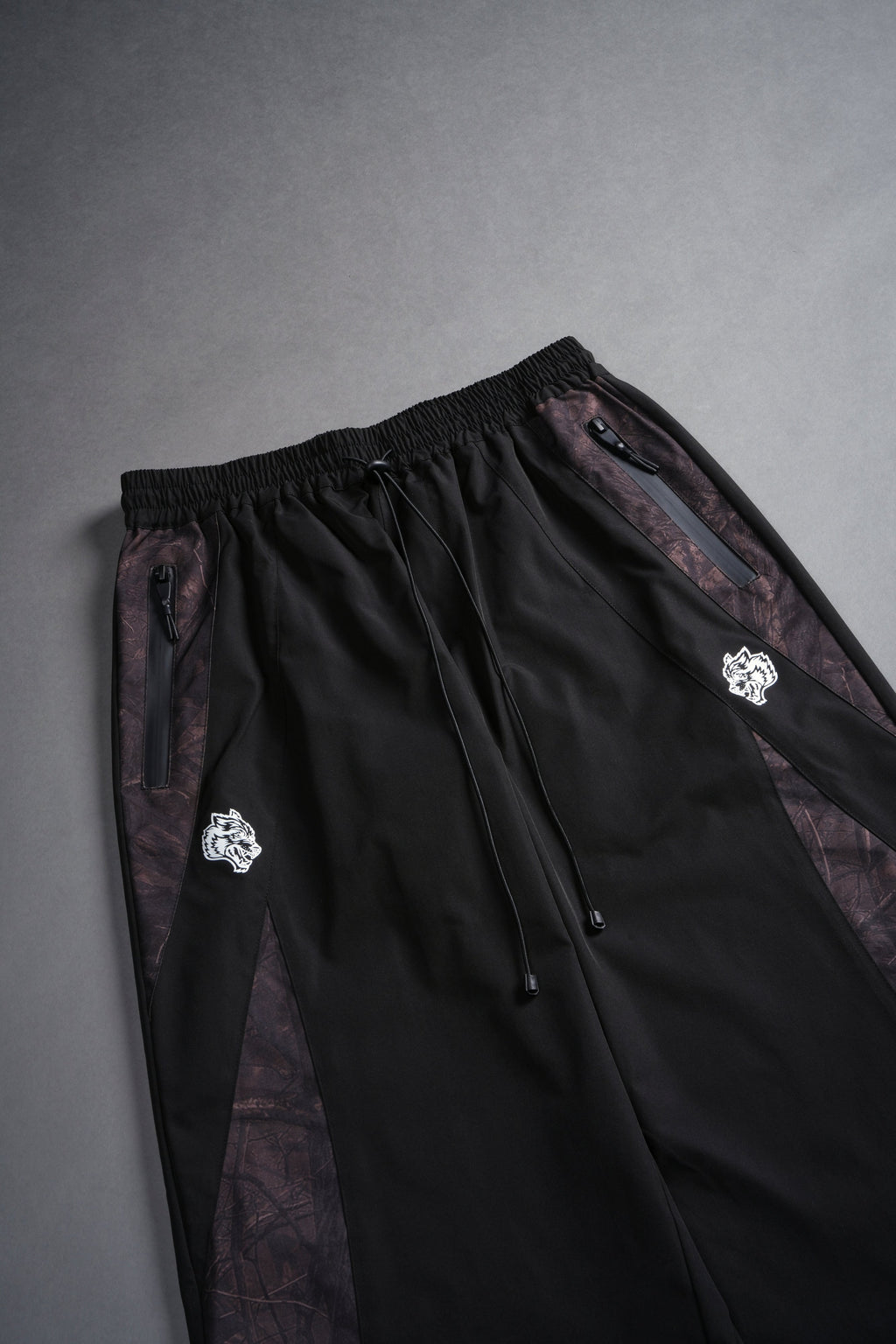 Dual Brolic Unisex Track Pants in Black Driftwood Forest Camo — imagem 9