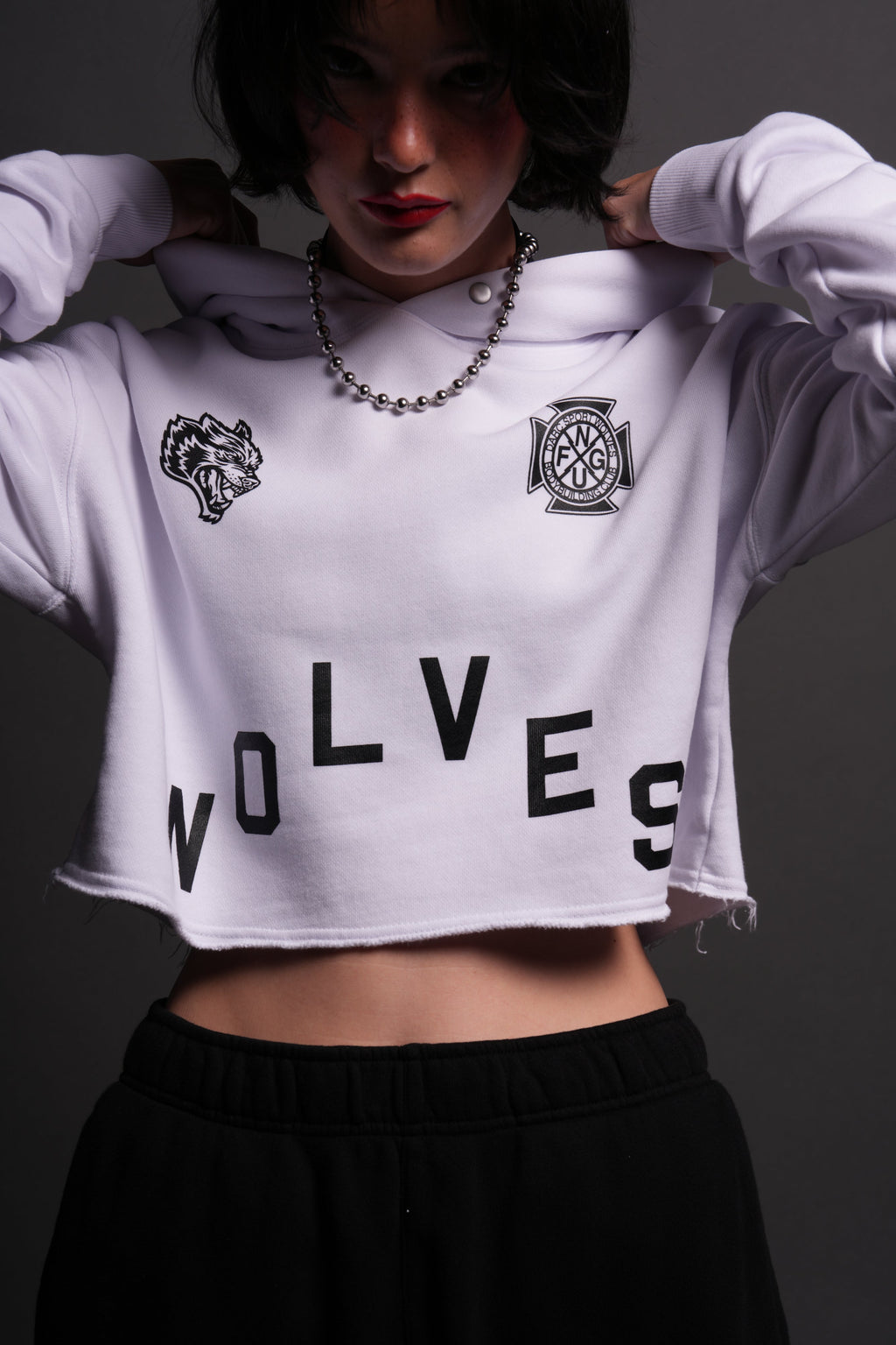 Wolf Pyramid "Pierce" Cropped Hoodie in White — imagem 3