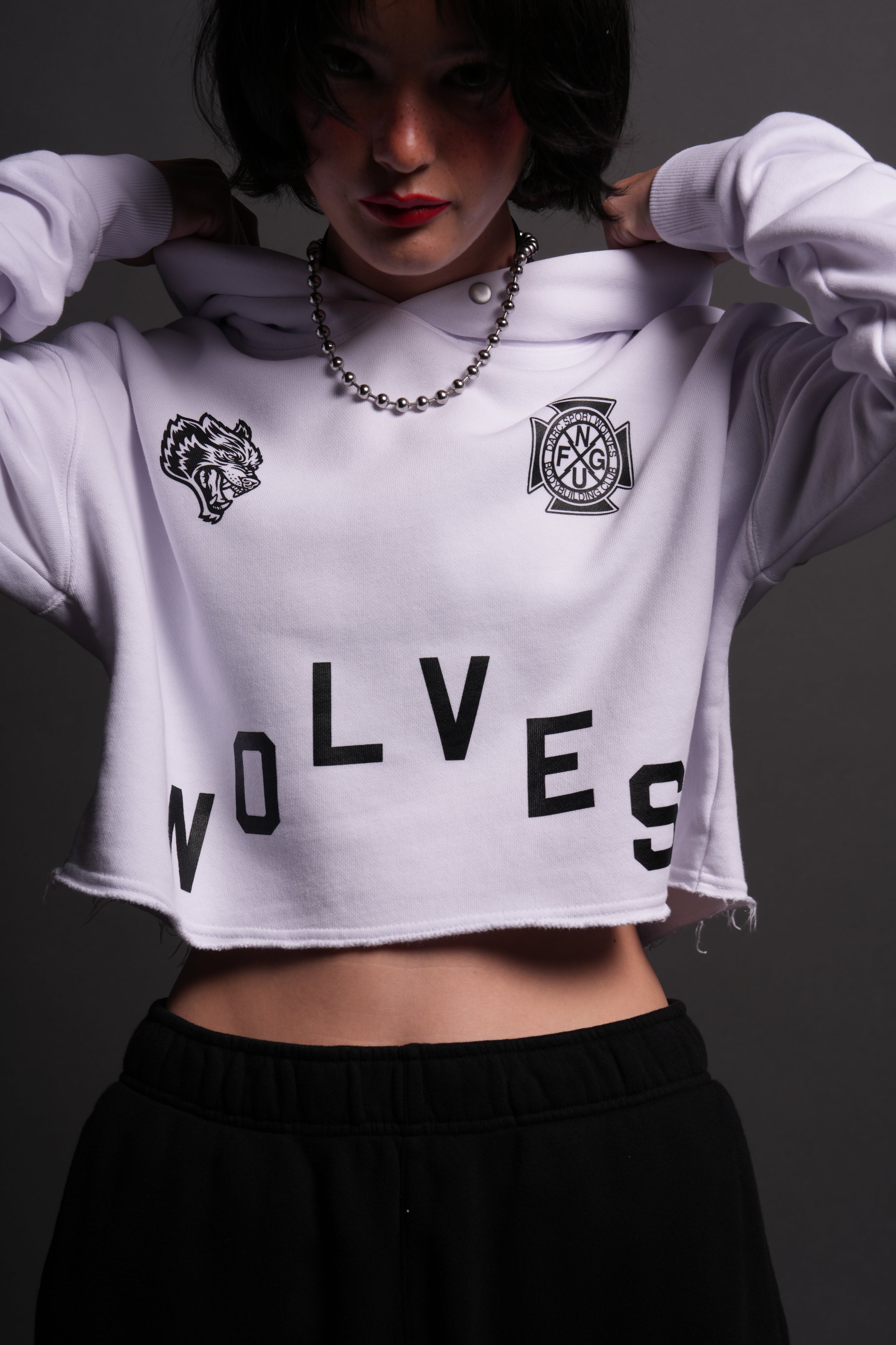 Wolf Pyramid "Pierce" Cropped Hoodie in White — imagem 3