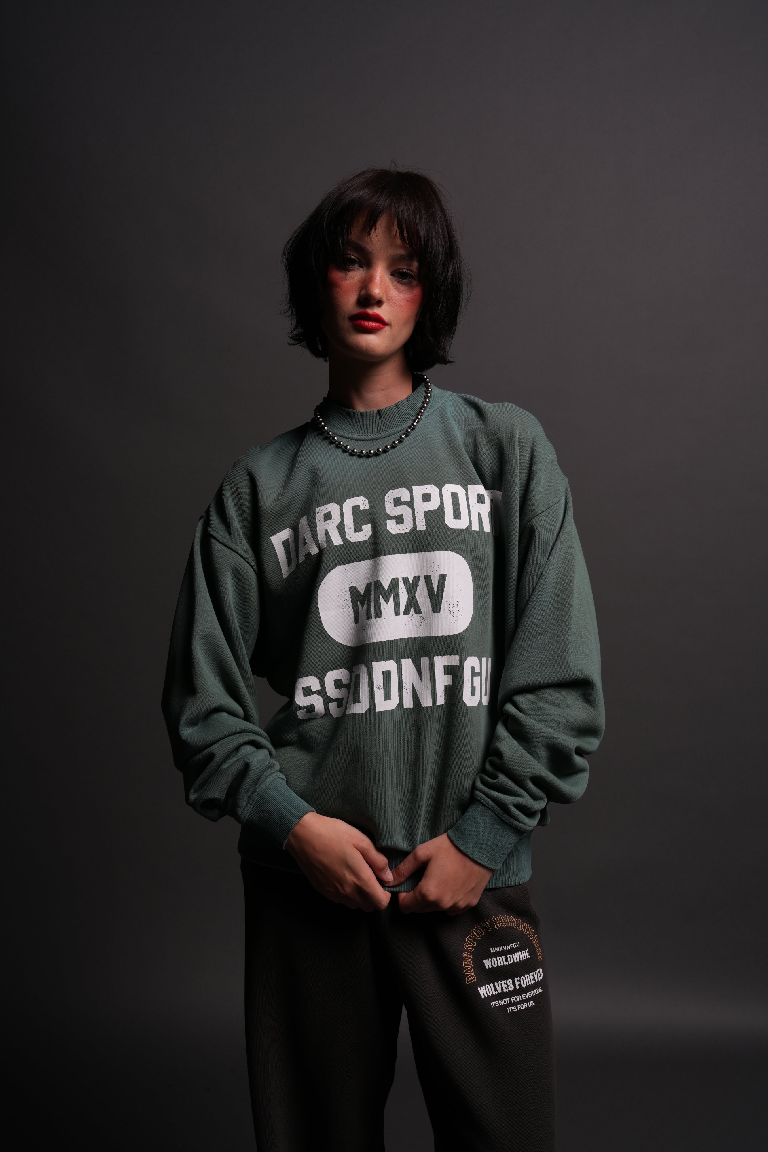 Wolves Forever London Unisex Crewneck in Hunter Green Driftwash — imagem 4