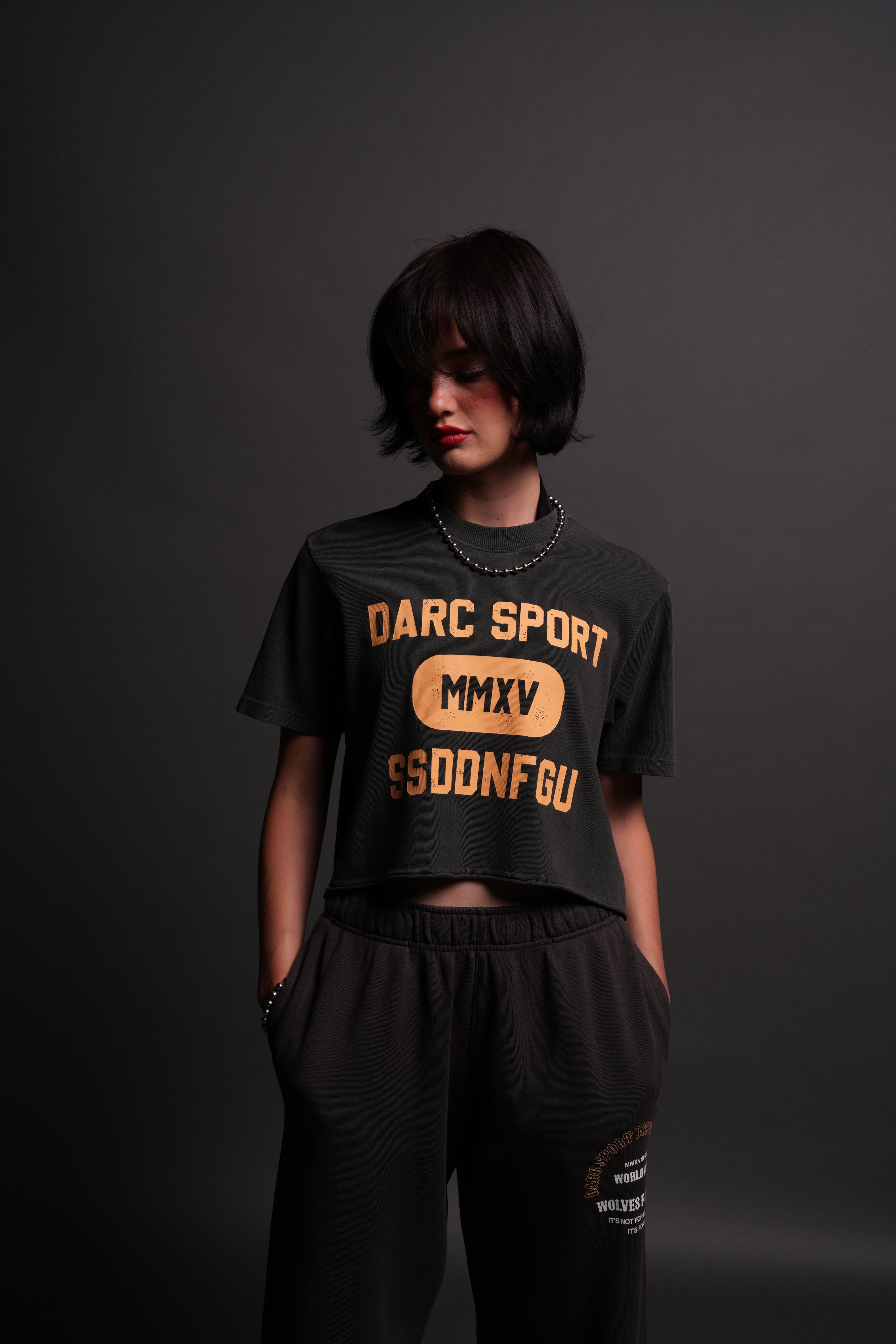 Wolves Forever "Premium" (Cropped) Tee in Wolf Gray — imagem 1
