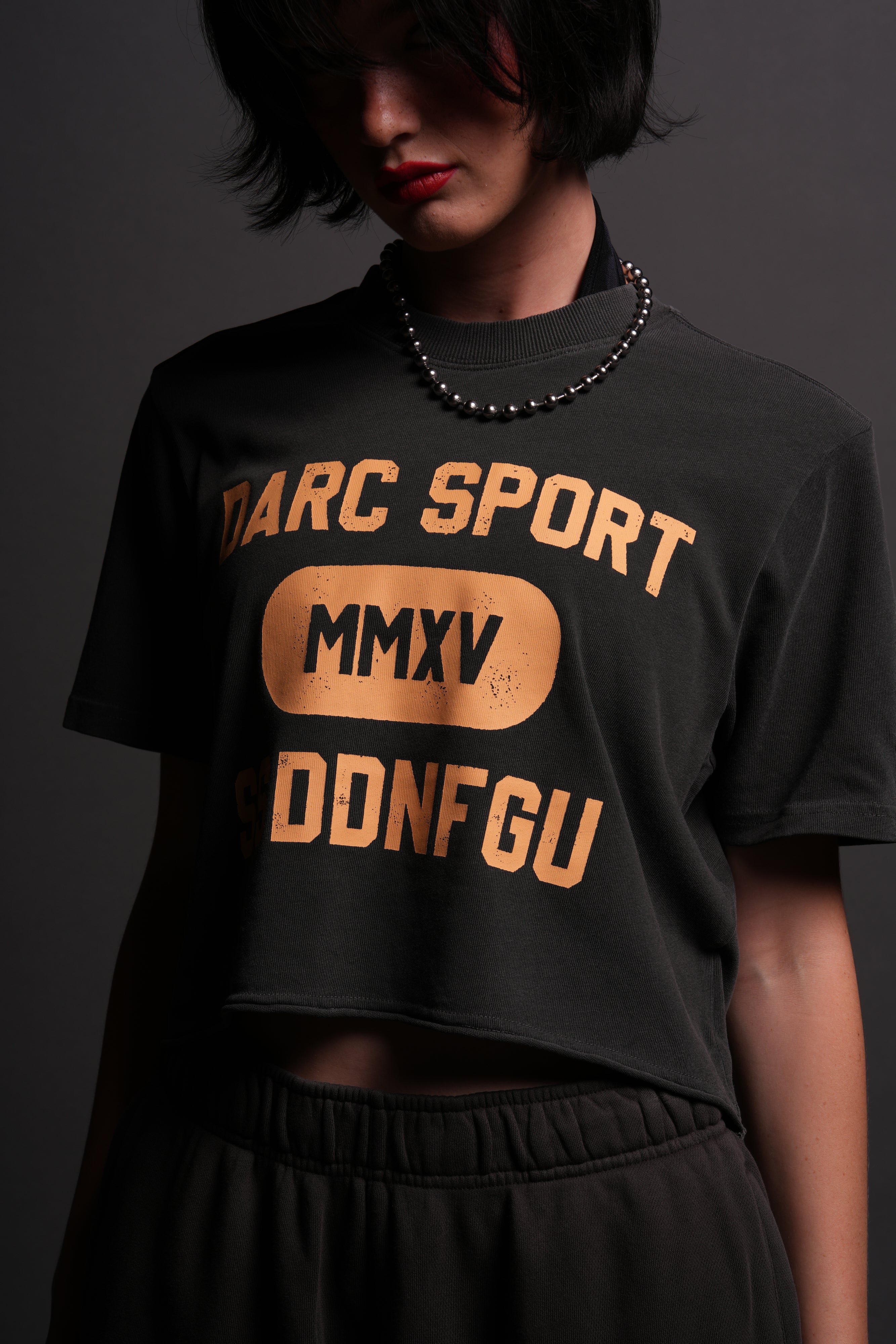 Wolves Forever "Premium" (Cropped) Tee in Wolf Gray — imagem 3