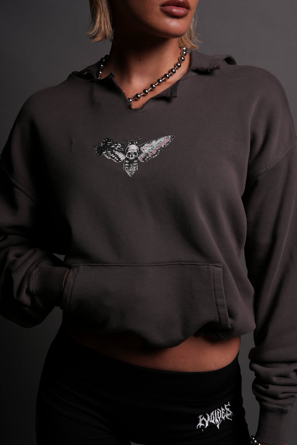 Everlasting Moth "Dempsey" (Cropped) Hoodie in Wolf Gray — imagem 7