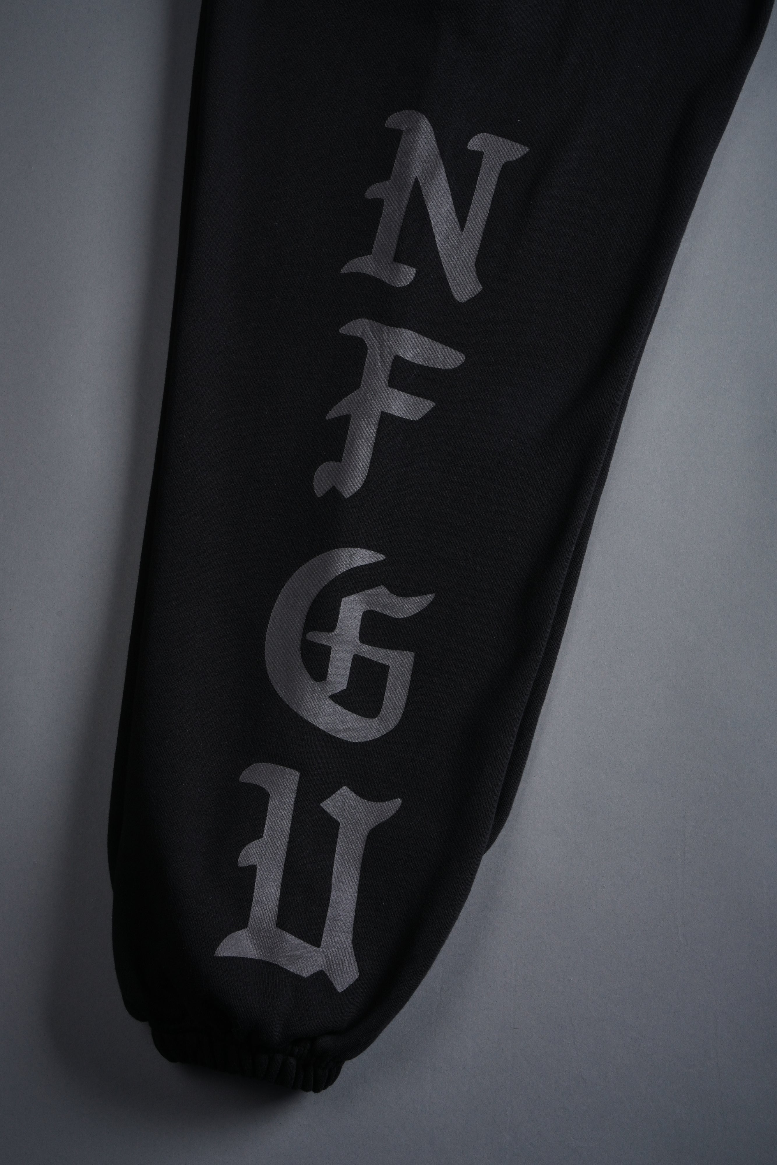 Stone Code Lightweight Lounger Sweat Pants in Black — imagem 12