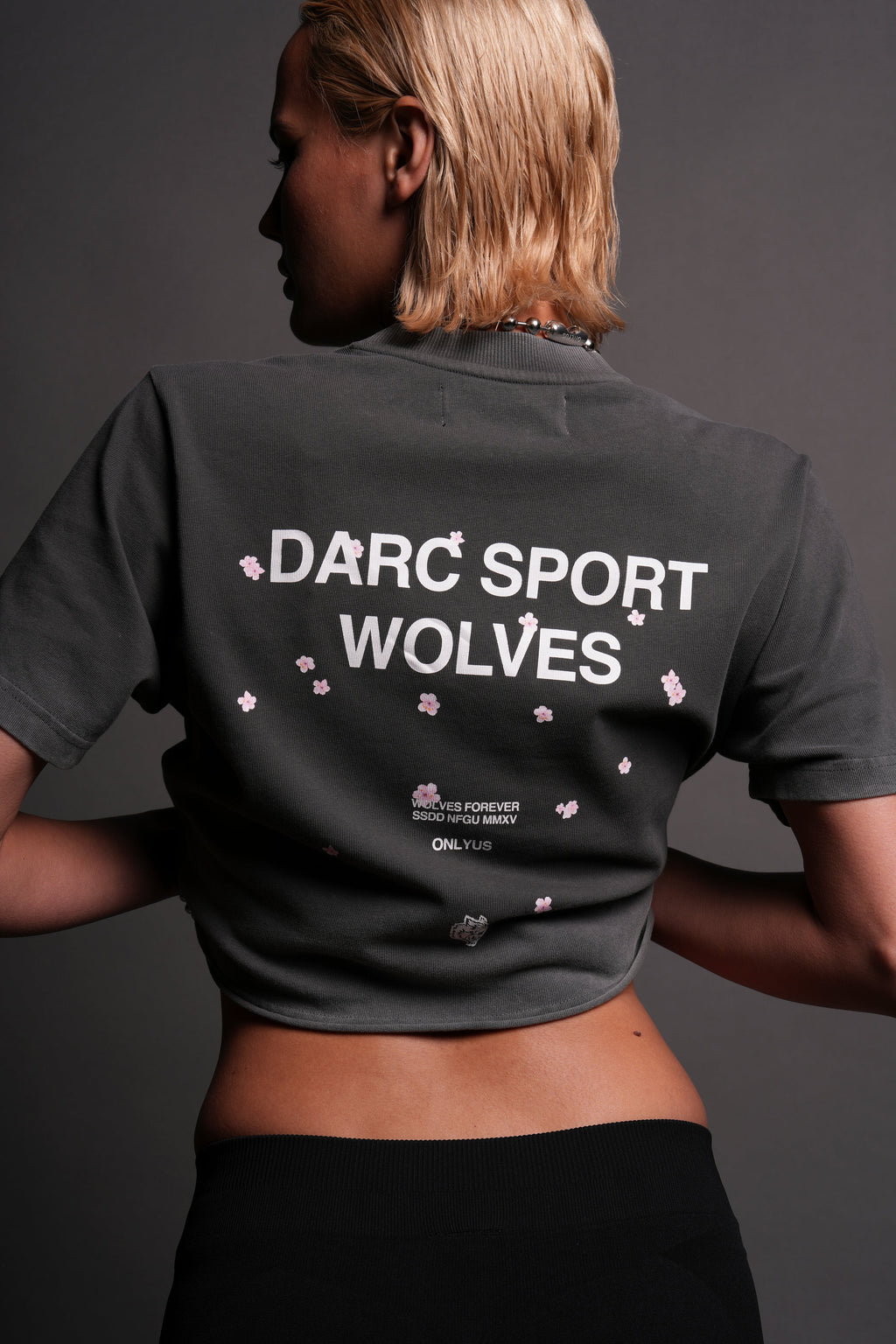 Darc Sport Wolves Blossom "Premium" (Cropped) Tee in Wolf Gray - imagem 1