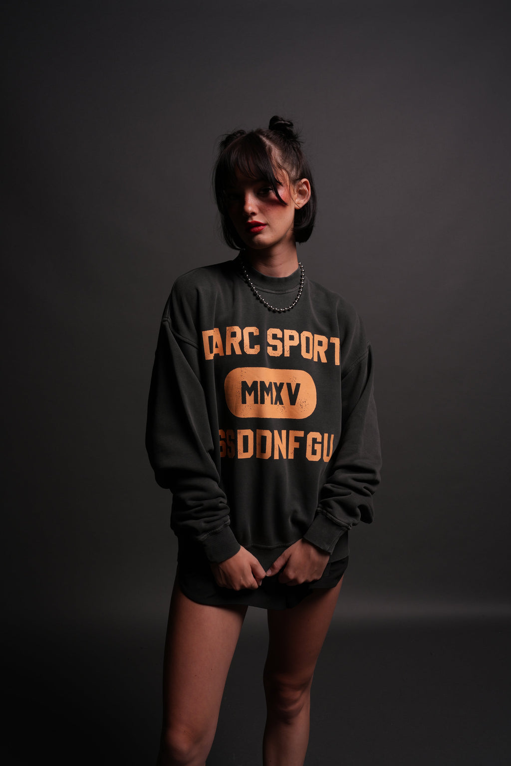 Wolves Forever London Unisex Crewneck in Wolf Gray — imagem 2