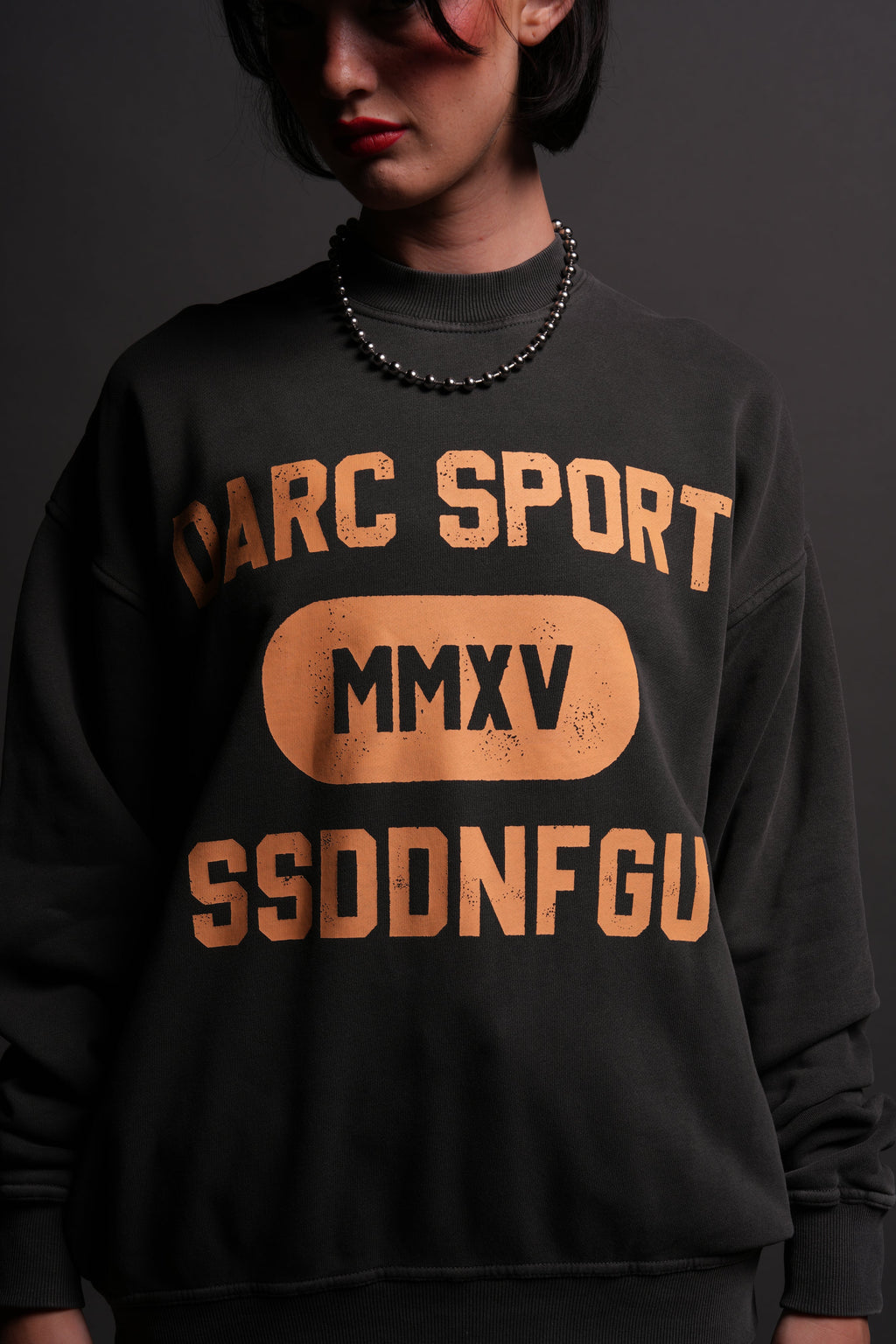 Wolves Forever London Unisex Crewneck in Wolf Gray — imagem 5