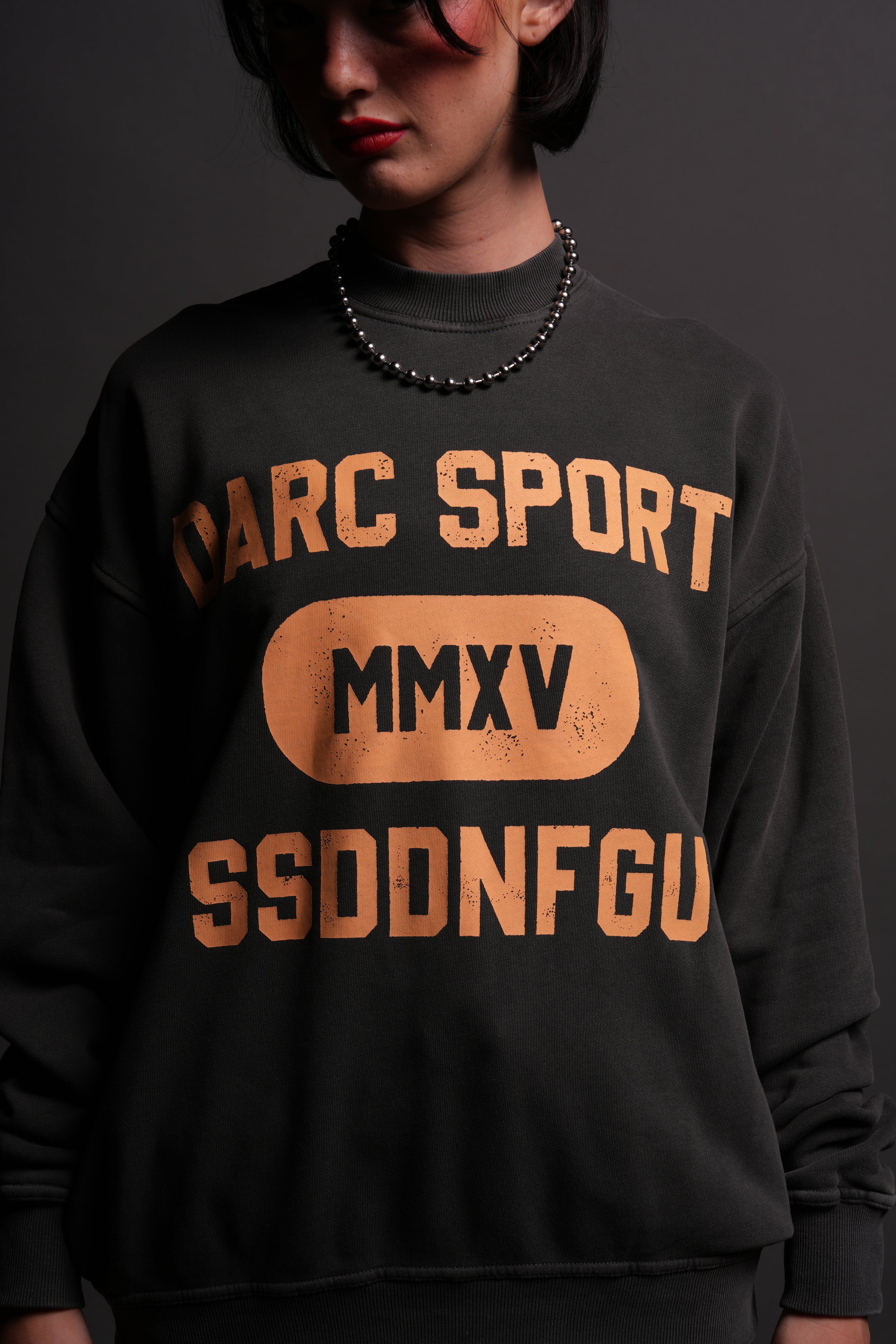 Wolves Forever London Unisex Crewneck in Wolf Gray — imagem 5