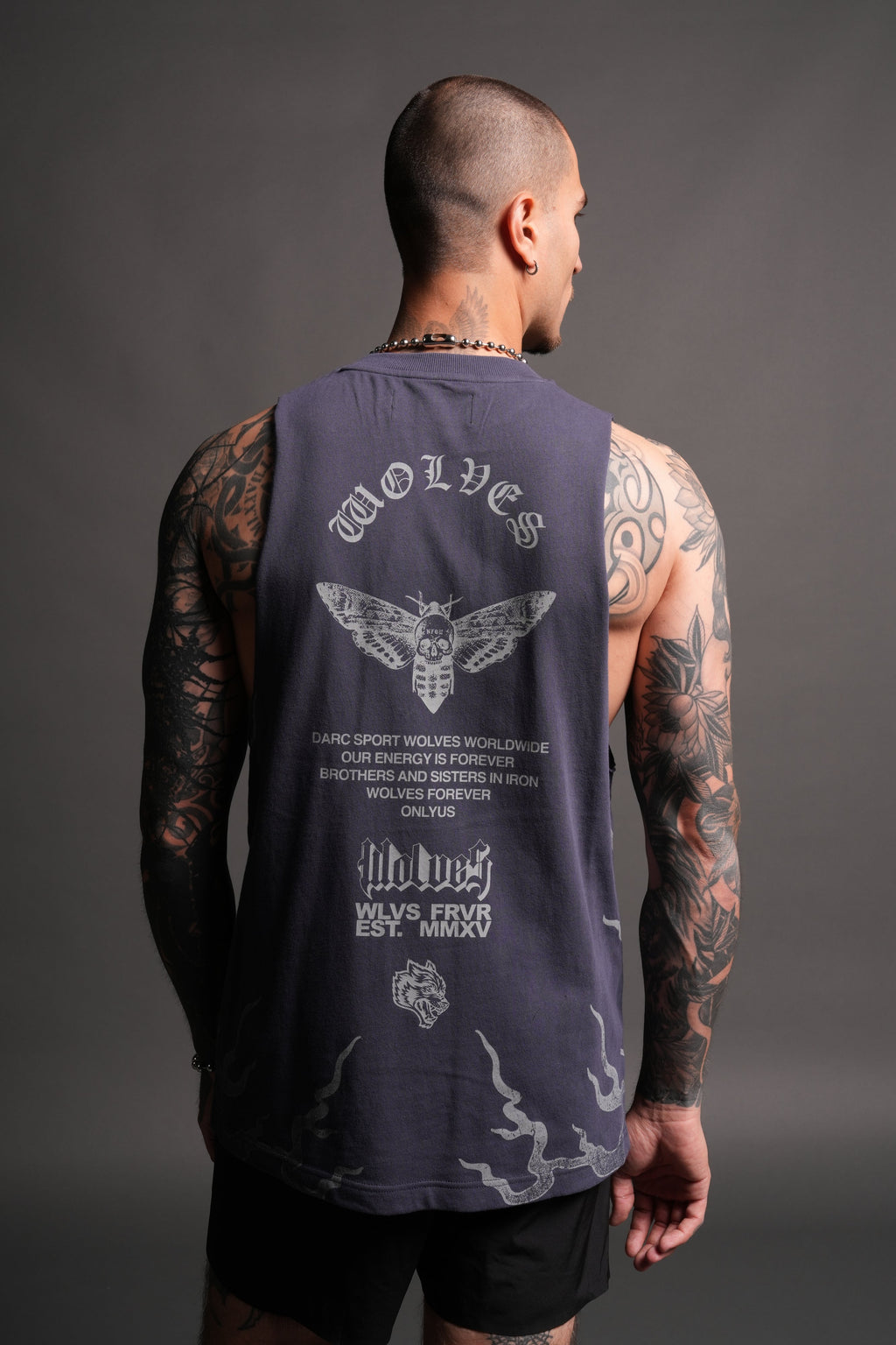 Wolves Never Back Down V2 Tommy Muscle Tee in Storm Blue — imagem 15