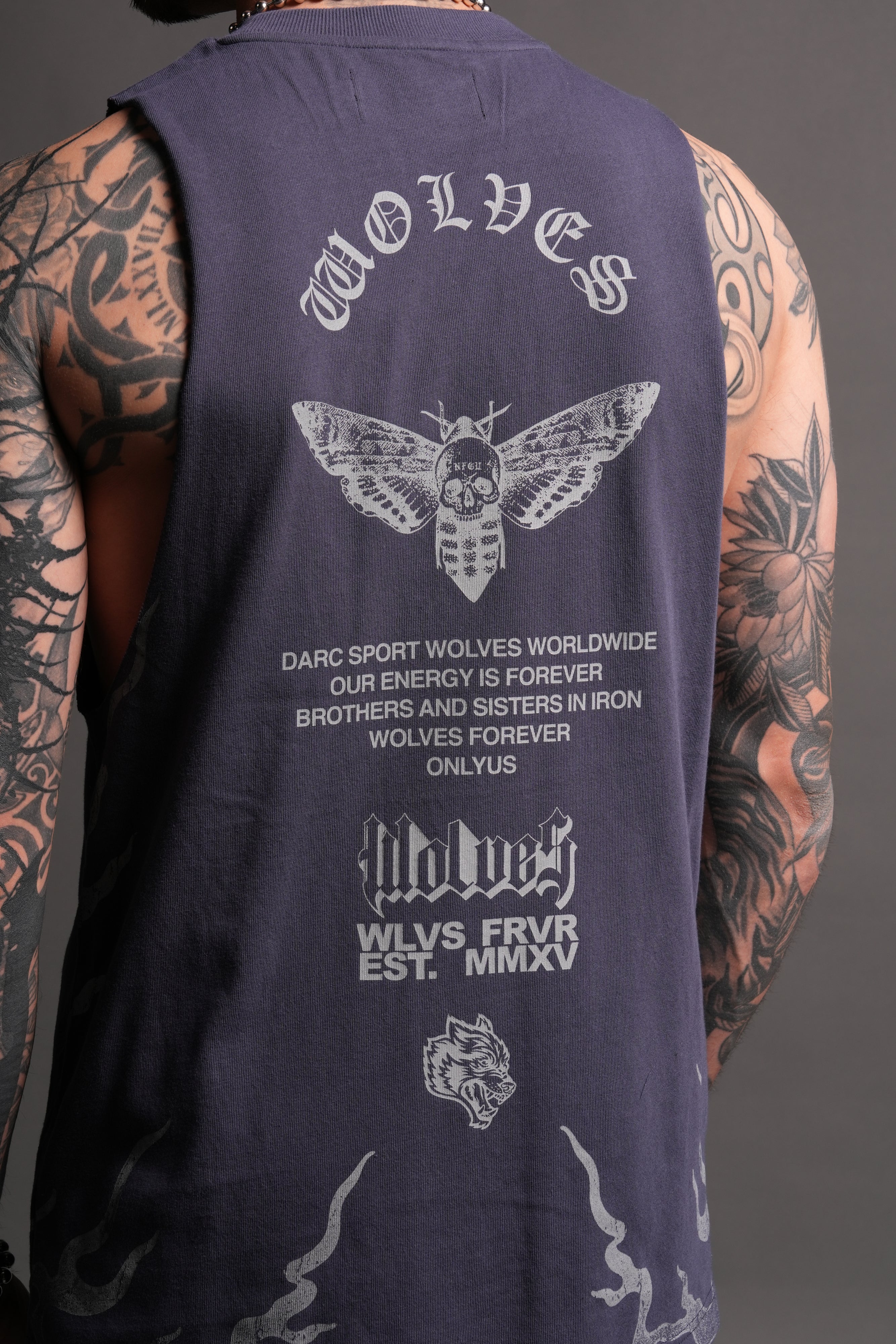 Wolves Never Back Down V2 Tommy Muscle Tee in Storm Blue — imagem 17