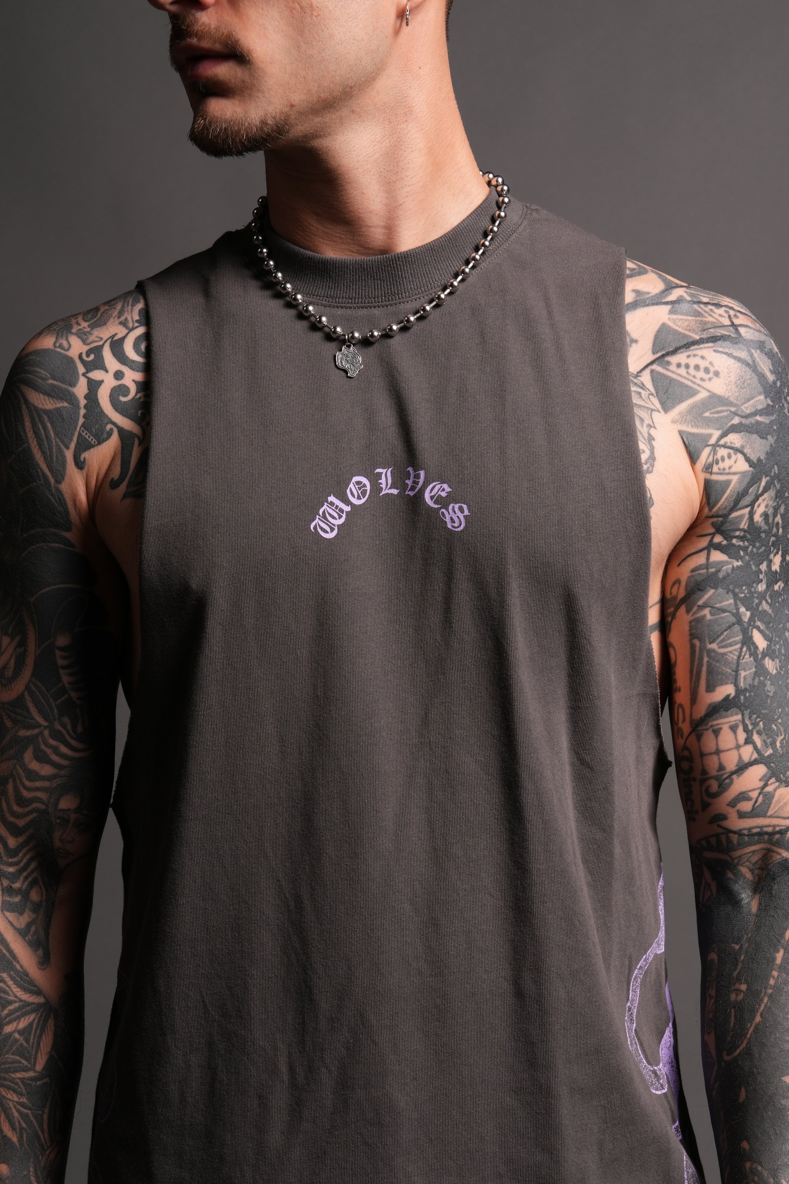 Wolves Never Back Down V2 Tommy Muscle Tee in Wolf Gray — imagem 16
