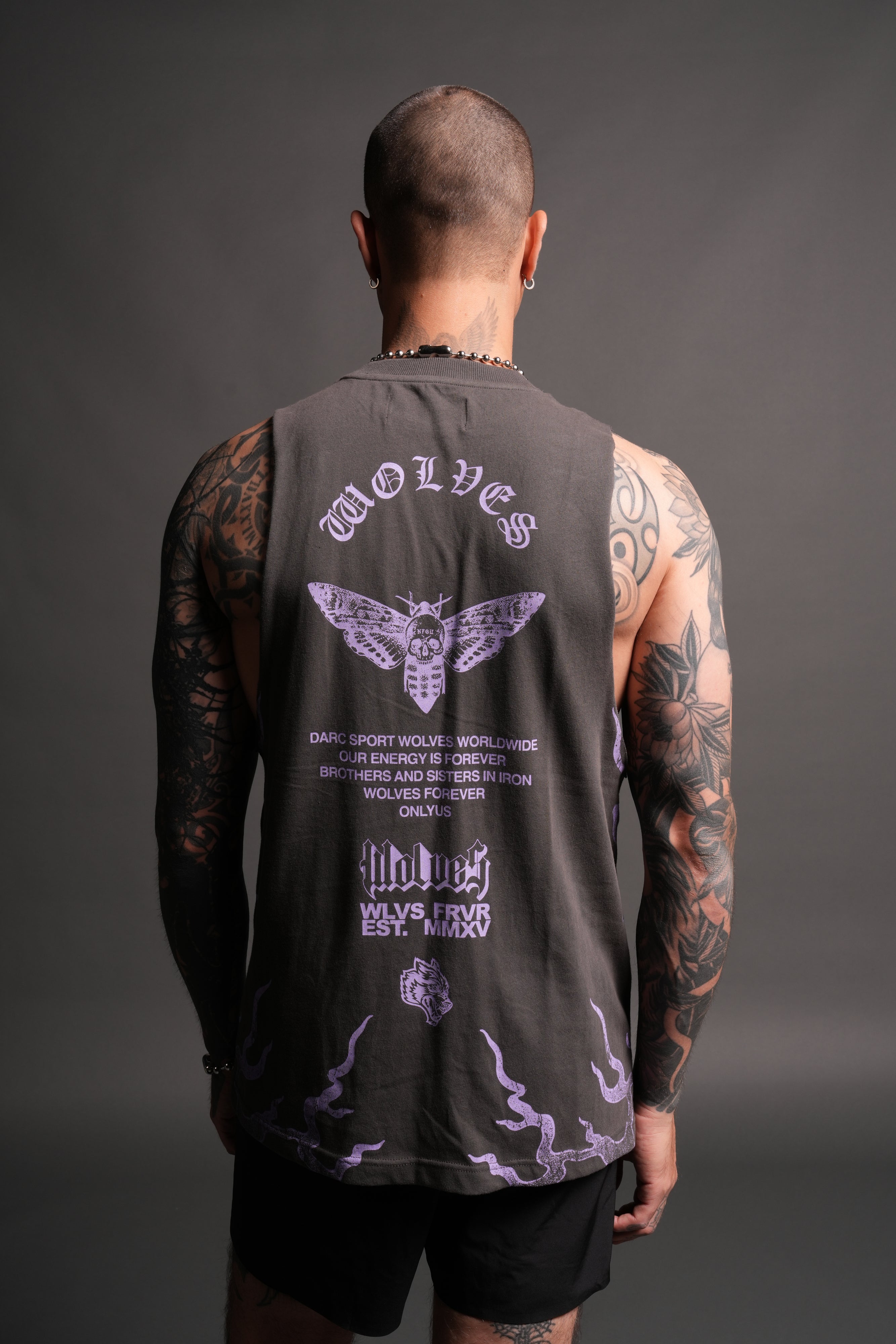 Wolves Never Back Down V2 Tommy Muscle Tee in Wolf Gray — imagem 15