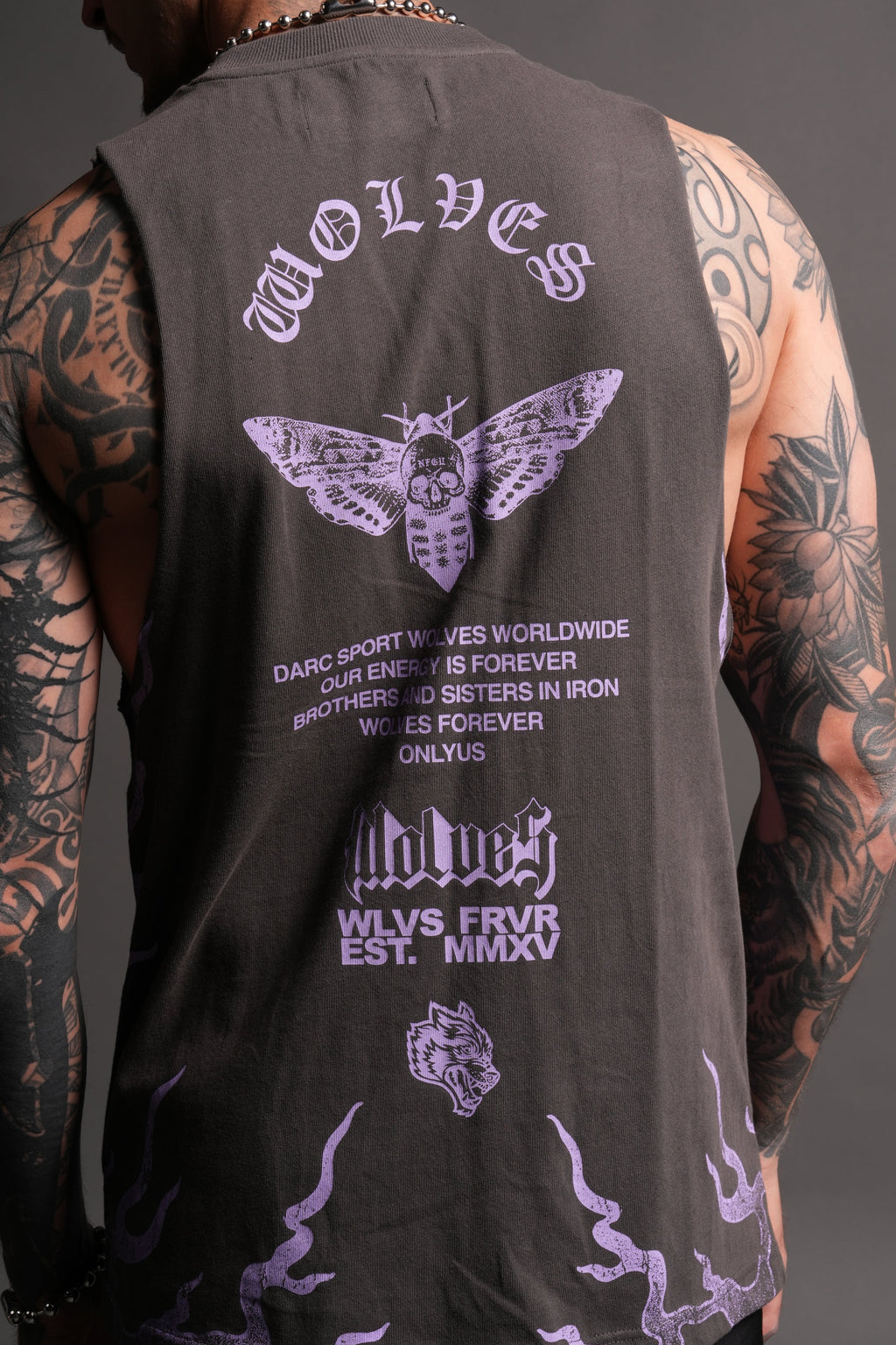 Wolves Never Back Down V2 Tommy Muscle Tee in Wolf Gray — imagem 17